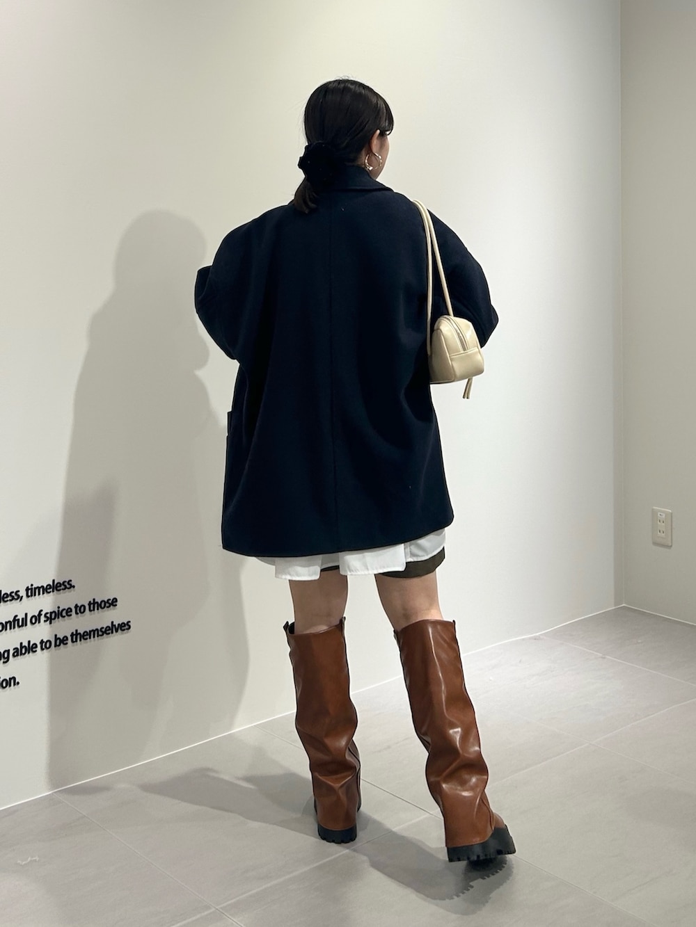 「冬アウター、ニット、ロングブーツ、ショートパンツ、きれいめカジュアル、お出かけコーデ、今日のコーデ、真冬のあったかスタイル、チョコ色に染まれ、デートコーデ、冬コーデ、カーディガン、ショルダーバッグ、レイヤードスタイル、ミニスカート」｜「KBFのコクーンミドルコート（ステンカラーコート、ブルー系）」を使った、nanakaさん（骨格ストレート・レディース・155cm）の冬コーディネートの3枚目の写真