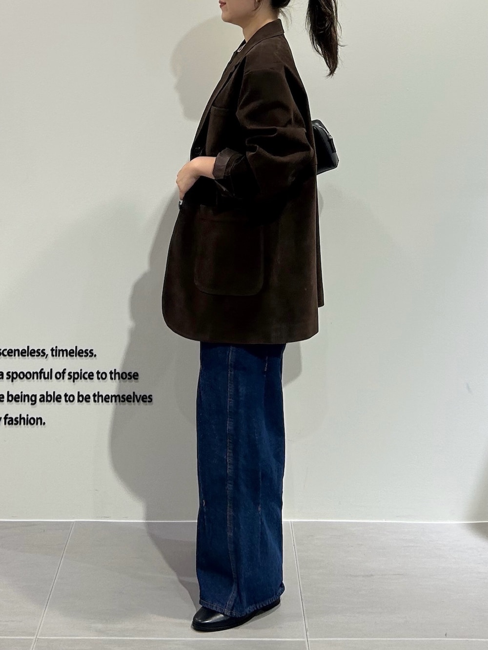 ブラウン系のその他アウター、ブラウン系のその他アウター、ブラック系のショルダーバッグを着用したレディースの夏コーディネートの3枚目の写真