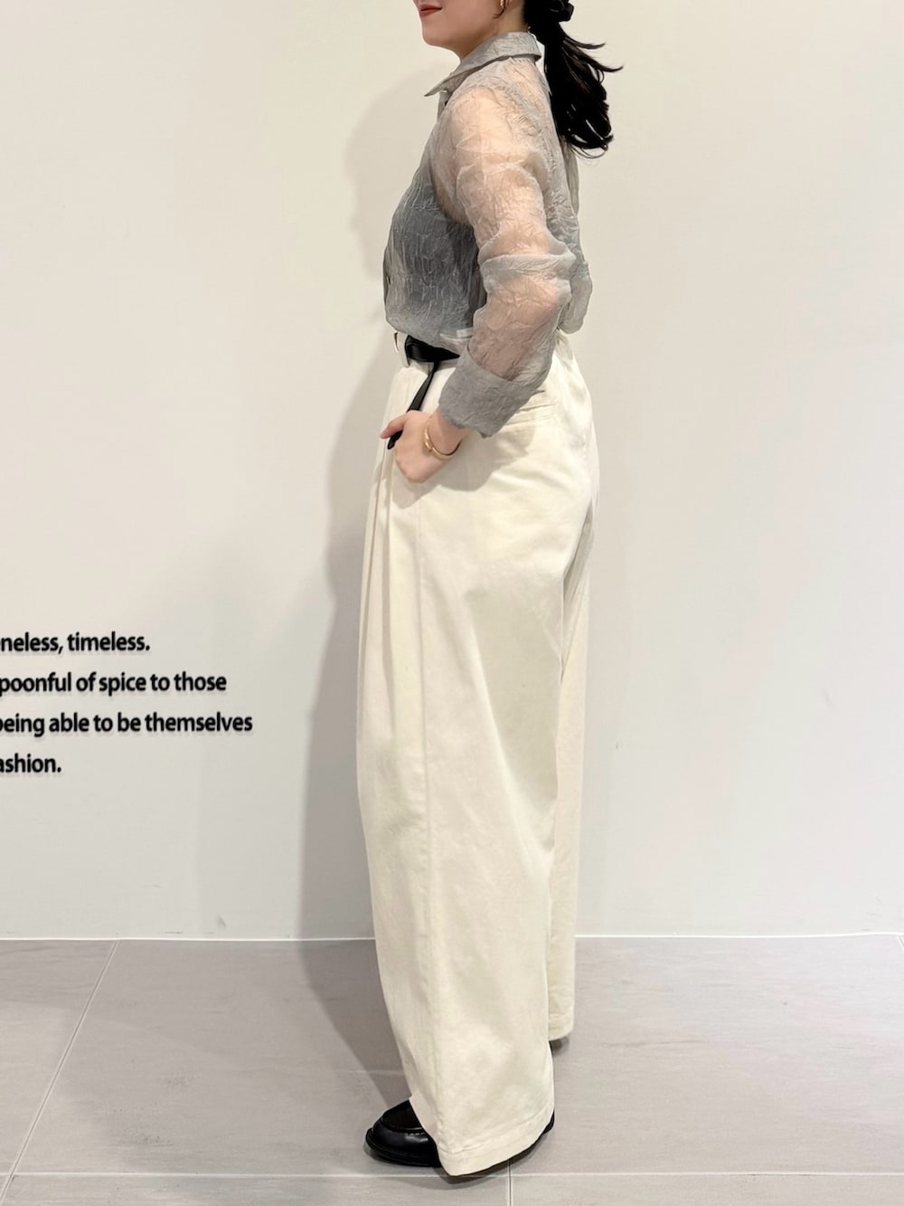 グレー系のシャツ/ブラウス、ホワイト系のその他パンツ、ブラック系のショルダーバッグを着用したレディースの春コーディネートの2枚目の写真