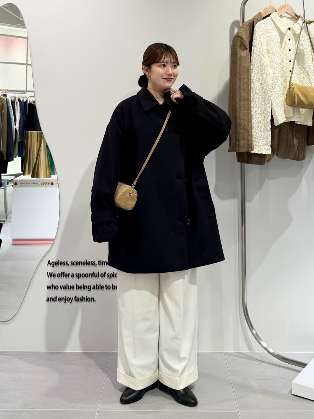 ブラック系のその他アウター、ホワイト系のその他パンツ、イエロー系のショルダーバッグを着用したレディースの冬コーディネートの3枚目の写真