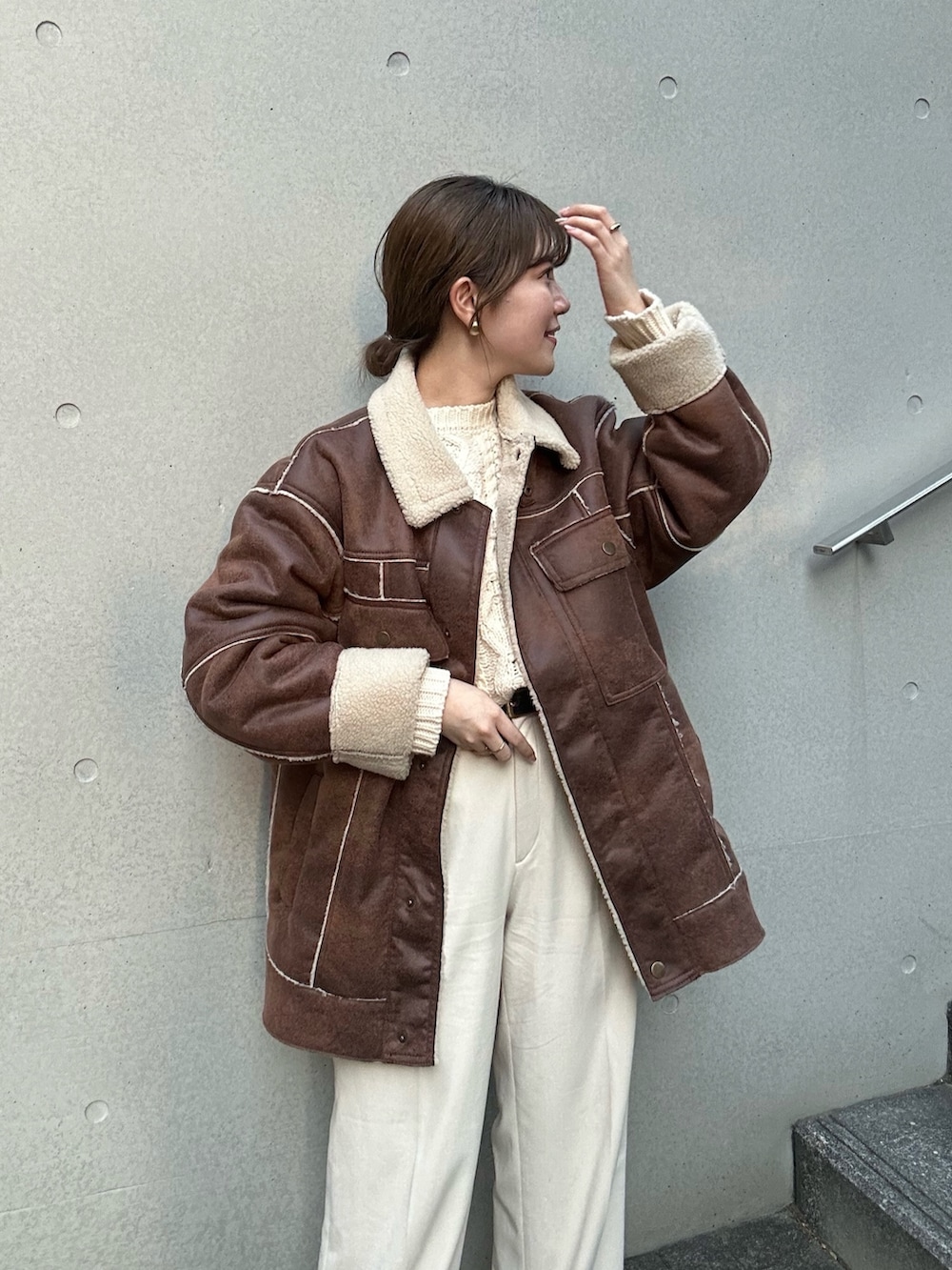 「プチプラ、淡色コーデ、冬アウター、ボア、ニット、ボアジャケット、シンプルスタイル、お出かけコーデ、カジュアルスタイル、今日のコーデ、ブラウン、オトナ女子、シンプル、きれいめカジュアル、ムートンジャケット」｜「KBFのオーバーサイズボアジャケット（その他アウター、ブラウン系）」を使った、nanakaさん（骨格ストレート・レディース・155cm）の冬コーディネートの2枚目の写真