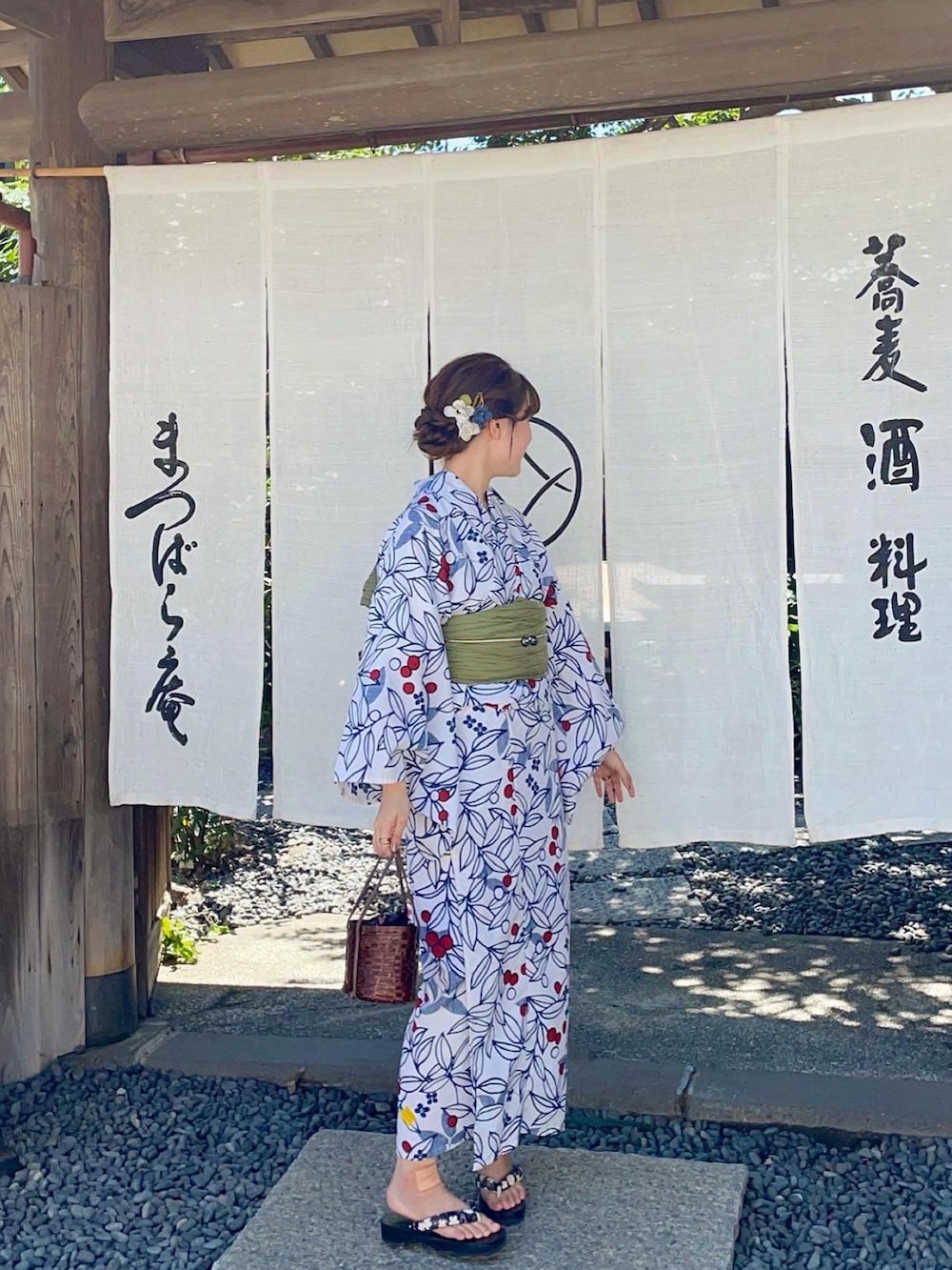 「かごバッグ、浴衣、お出かけコーデ、夏コーデ、夏休み、夏祭り、大人コーデ、オトナカワイイ、骨格ストレート、淡色女子、お祭り、浴衣女子、浴衣コーデ、夏、アツいコーデ全部見せ」｜「vasaraのアイテム（浴衣、ホワイト系）」を使った、nanakaさん（骨格ストレート・レディース・155cm）の夏コーディネートの4枚目の写真
