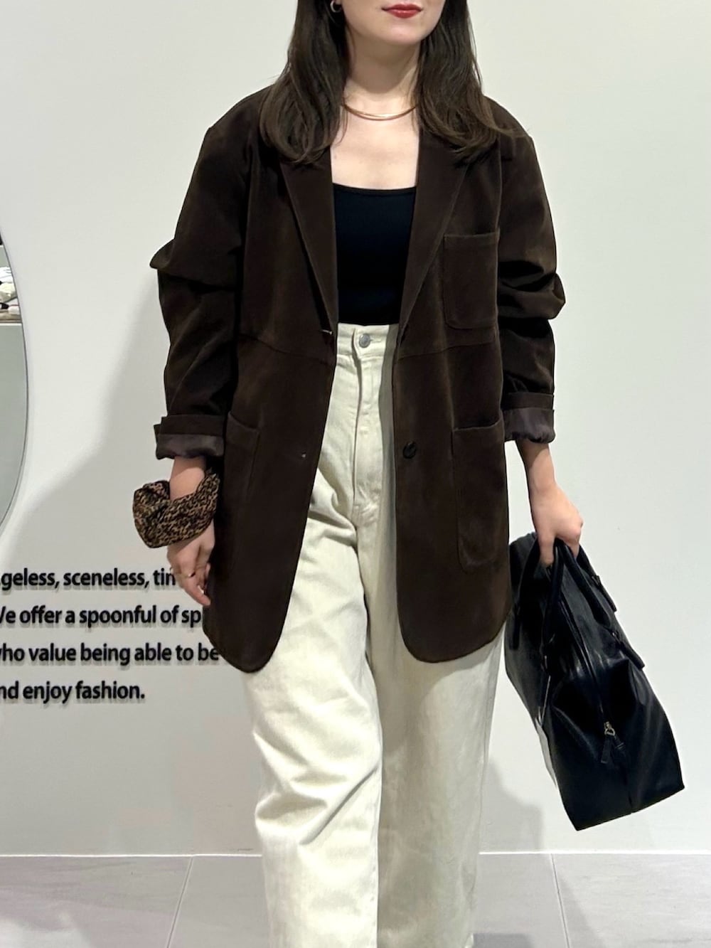 ブラウン系のその他アウター、ホワイト系のその他パンツ、ブラック系のボストンバッグを着用したレディースの秋コーディネートの3枚目の写真