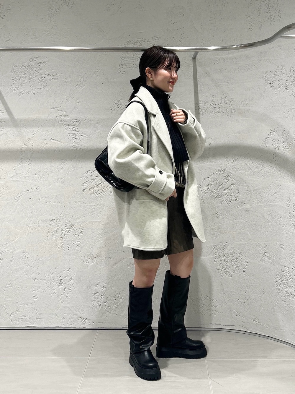 「プチプラ、冬アウター、レイヤードスタイル、タートルネック、ニット、ブラックコーデ、ロングブーツ、チェスターコート、ハーフジップ、シンプルスタイル、お出かけコーデ、今日のコーデ、オトナ女子、モノトーンコーデ、ショートパンツ」｜「KBFのコクーンミドルコート（ステンカラーコート、ベージュ系）」を使った、nanakaさん（骨格ストレート・レディース・155cm）の冬コーディネートの8枚目の写真