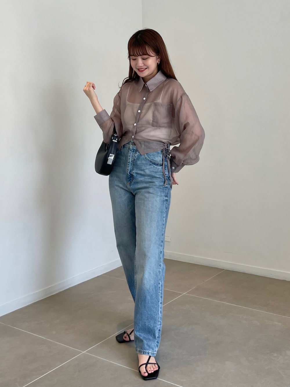 「夏コーデ、デニム、プチプラ、お出かけコーデ、夏セールで買いました、シアートップス、シアーシャツ、ショート丈トップス、ドロスト、シア―ブラウス、シャツスタイル、ショート丈、骨格ストレート、韓国ファッション、カジュアルコーデ」｜「Riberryのドロストシアーシャツ（シャツ/ブラウス、ブラウン系）」を使った、nanakaさん（骨格ストレート・レディース・155cm）の夏コーディネートの2枚目の写真
