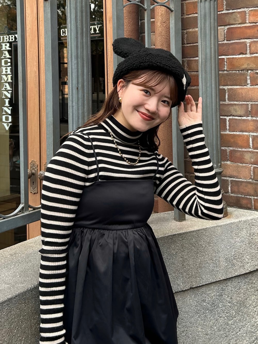 「ファッションを楽しもう、今日のコスメと服、モノトーン、レイヤードスタイル、お出かけコーデ、ビスチェ、セットアップ、レザー、プチプラ、デニム、きれいめカジュアル、ニット、タートルネック、ロングブーツ、秋冬コーデ」|「UR'Sのフレアキャミソール(キャミソール、ブラック系)」を使った、nanakaさん(骨格ストレート・レディース・155cm)の秋コーディネートの2枚目の写真