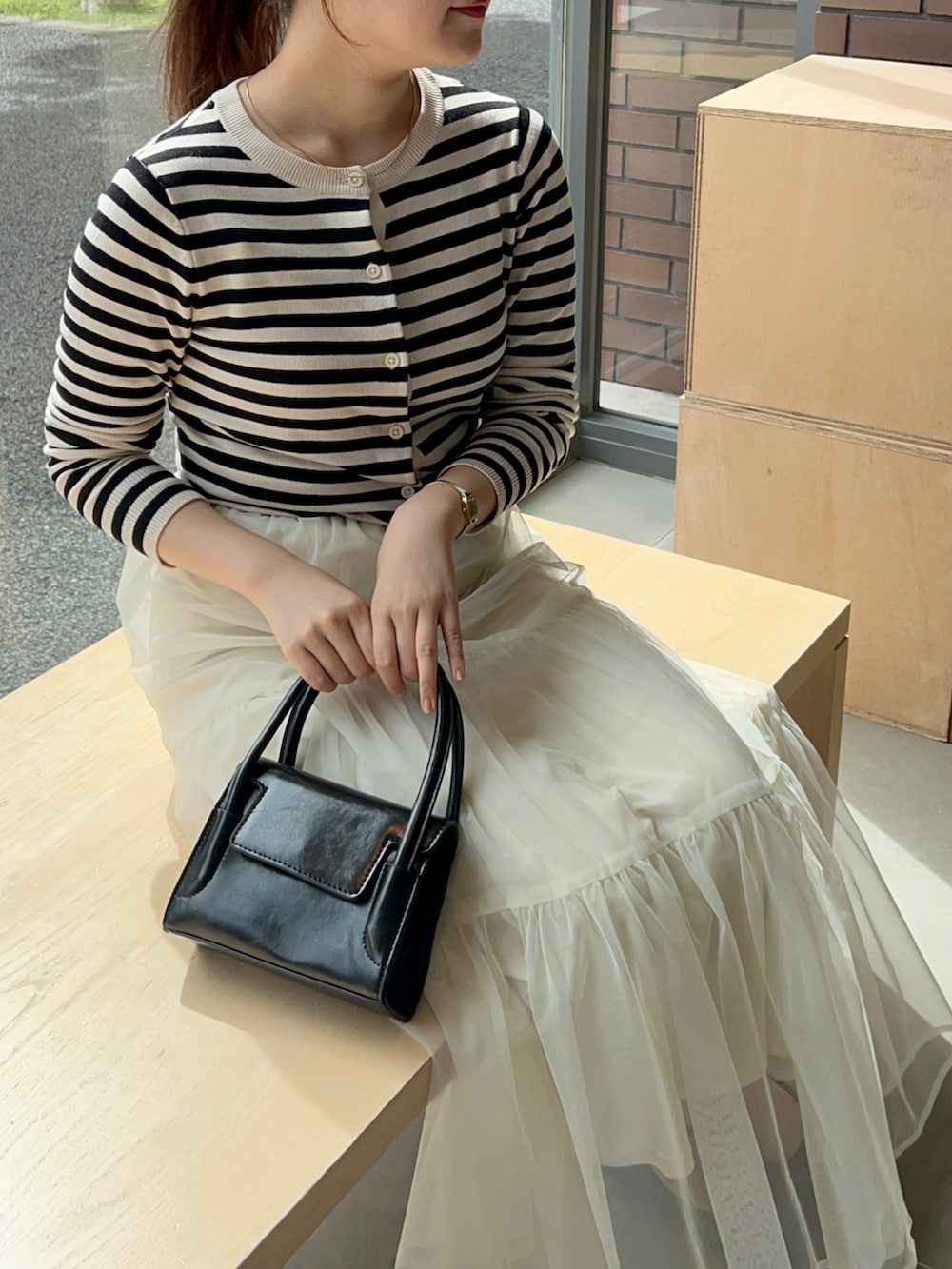「淡色コーデ、秋コーデ、お出かけコーデ、カーディガン、シンプルコーデ、ロングスカート、休日スタイル、WEARyouthコーデ、チュールスカート、ボーダー、モノトーン、骨格ストレート、大人かわいい、今日のコーデ、チュール」｜「Riberryのベルトモチーフハンドバッグ（ハンドバッグ、ブラック系）」を使った、nanakaさん（骨格ストレート・レディース・155cm）の秋コーディネートの3枚目の写真