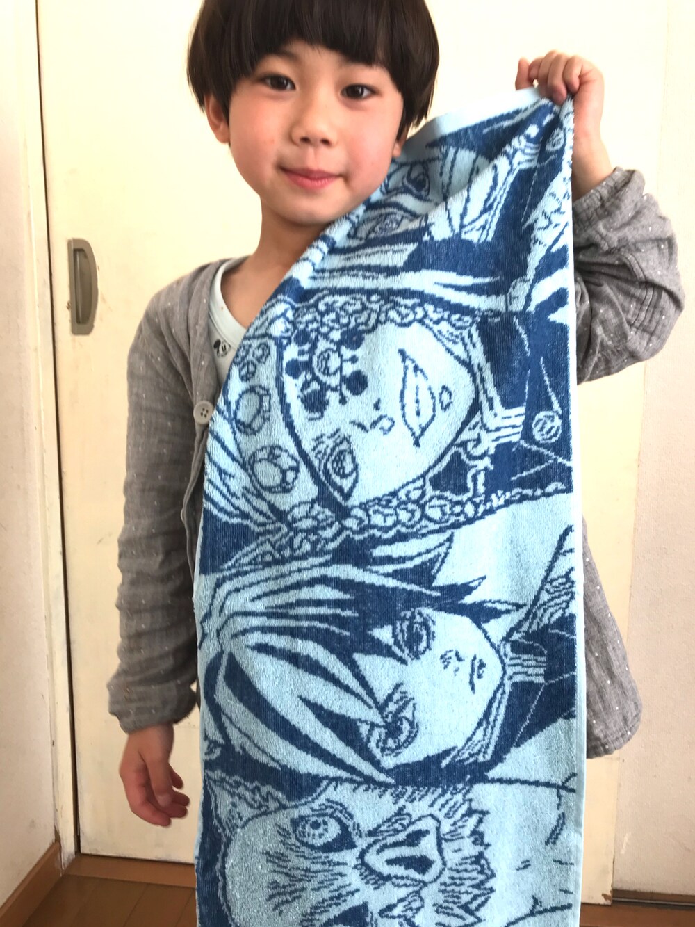 ピンク系のブラジャーを着用したキッズの春コーディネートの3枚目の写真