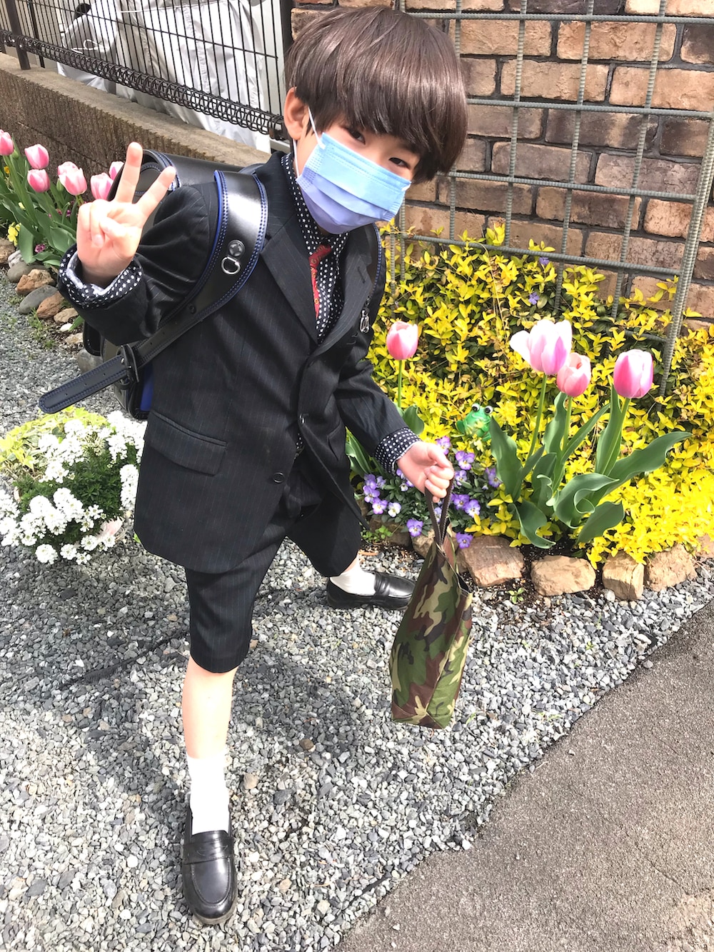 ピンク系のブラジャーを着用したキッズの春コーディネートの2枚目の写真