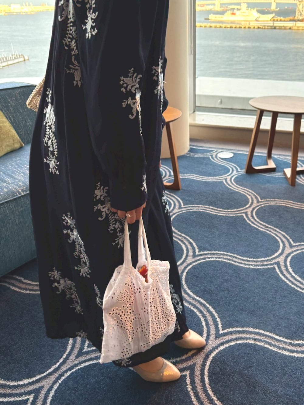 ブルー系のワンピース、ゴールド系のショルダーバッグを着用したレディースの秋コーディネートの3枚目の写真