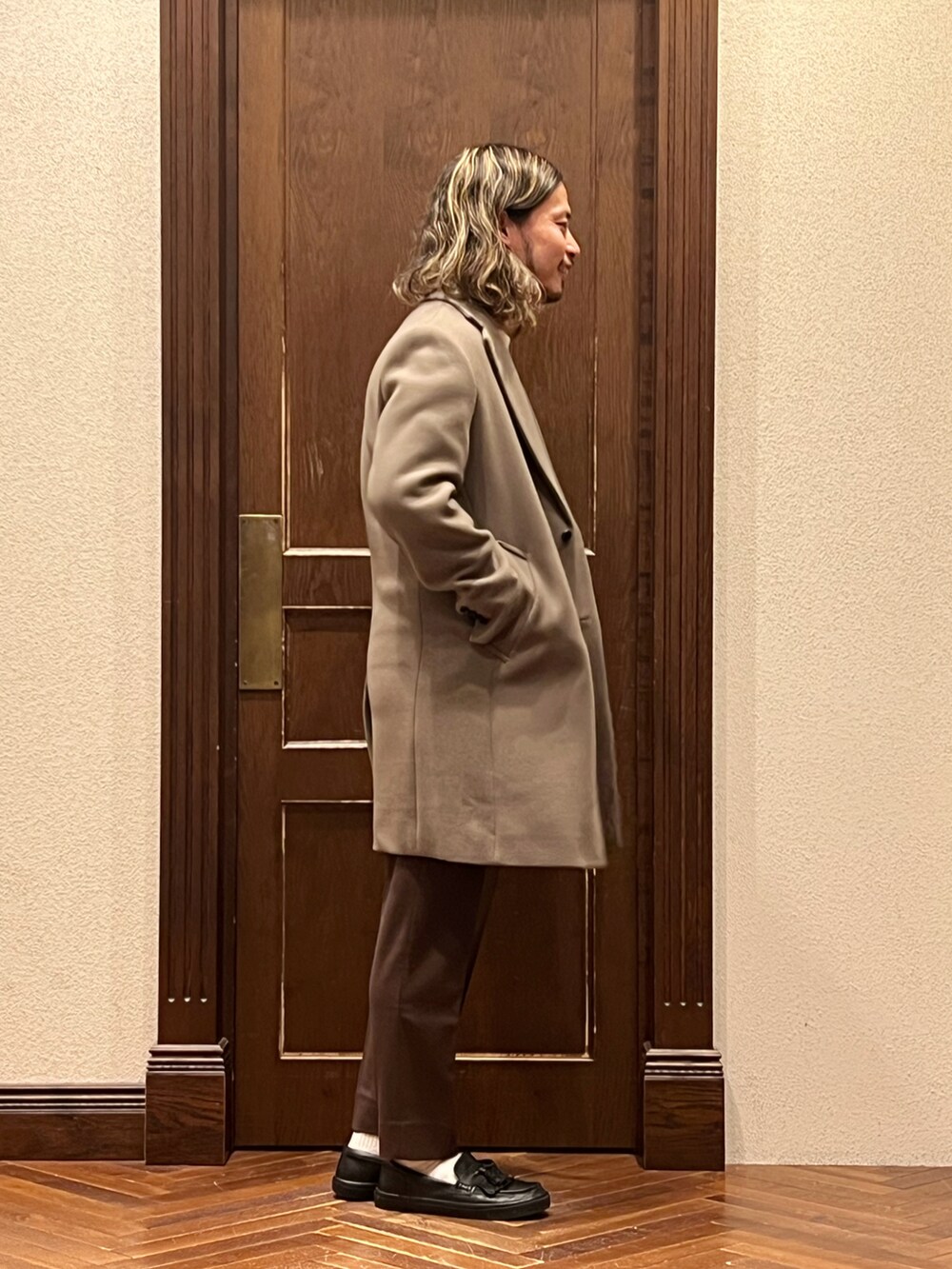 「ナノユニバース、チェスターコート、ニット、スラックス、スリッポン、休日スタイル、メンズファッション、冬コーデ、カジュアルコーデ、きれいめカジュアル、大人カジュアル、大人コーデ、冬アウター、今日のコーデ、シンプルコーデ」｜「NANO universeの「SUPER140'S」ダブルメルトンチェスターフィールドコート（チェスターコート、グレー系）」を使った、窪田 孝之さん（メンズ・170cm）の冬コーディネートの3枚目の写真