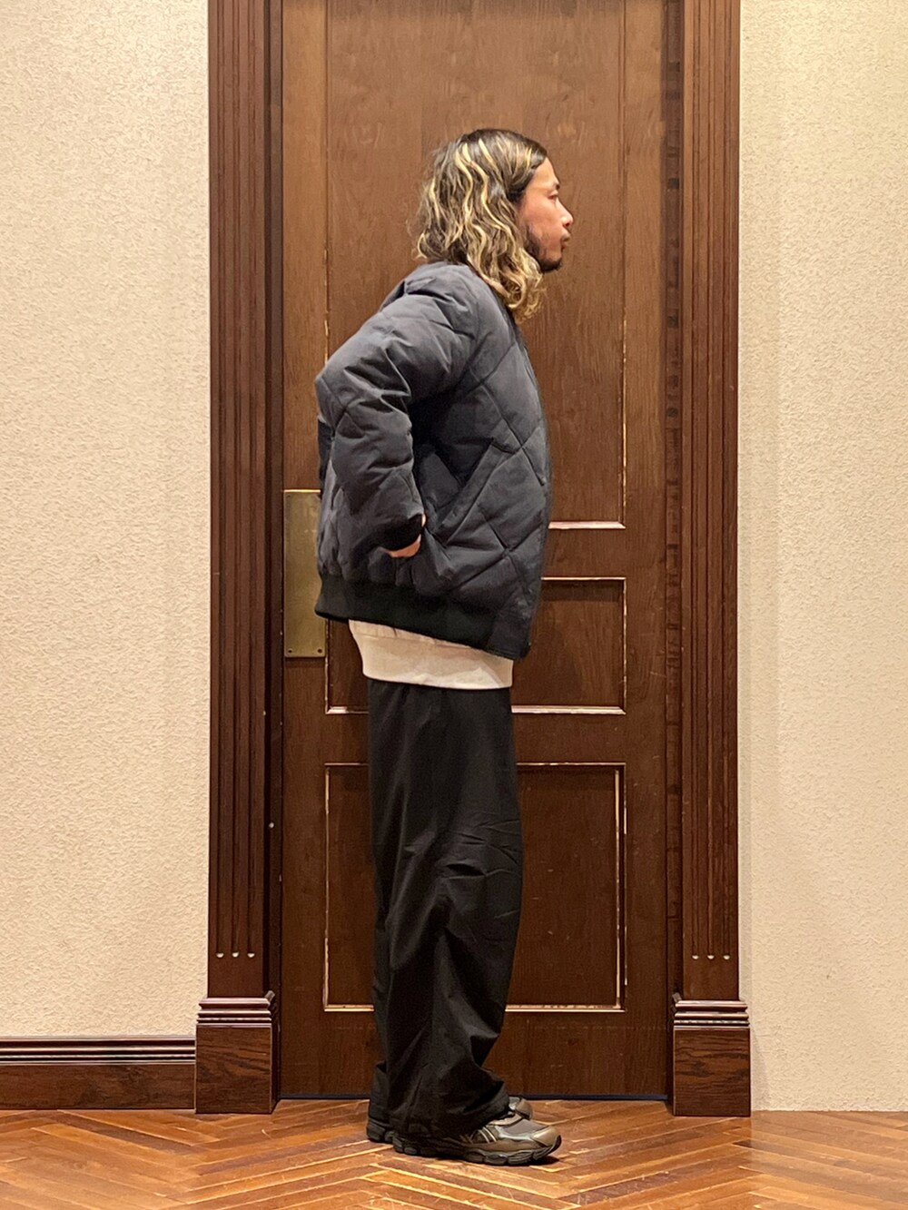 「ナノユニバース、西川ダウン、ダウンジャケット、スウェット、スウェットコーデ、ワイドパンツ、カーゴパンツ、スニーカー、スニーカーコーデ、冬コーデ、秋冬コーデ、ストリートコーデ、ストリートMIX、ストリートファッション、大人カジュアル」｜「NANO universeの「西川ダウン(R)」リバーシブルMA-1ダウン（ダウンジャケット/コート、ブルー系）」を使った、窪田 孝之さん（メンズ・170cm）の冬コーディネートの2枚目の写真