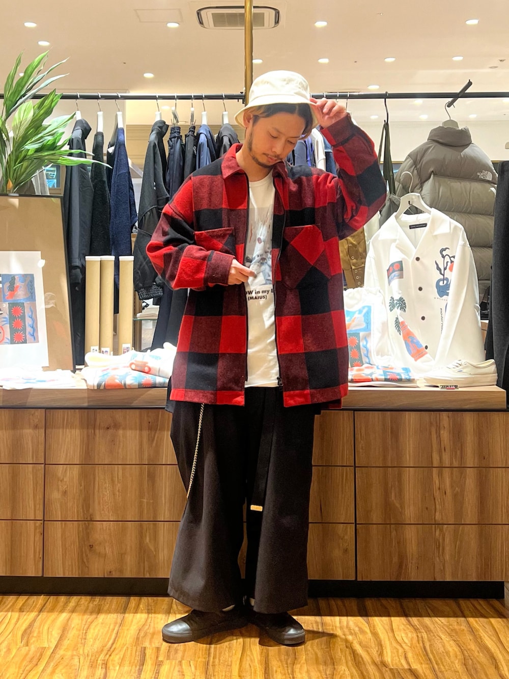 「ナノユニバース、チェック、プリントT、ワイドパンツ、バケットハット、ストリート、ストリートコーデ、スケータースタイル、春コーデ、春夏コーデ、オーバーサイズ、レイヤードスタイル、カジュアルコーデ、大人カジュアル、ウォレットチェーン」｜「ONES STROKEの＜ONES STROKE＞ WL CHECK ZIP BLOUSN/ブルゾン（ブルゾン、レッド系）」を使った、窪田 孝之さん（メンズ・170cm）の春コーディネートの3枚目の写真