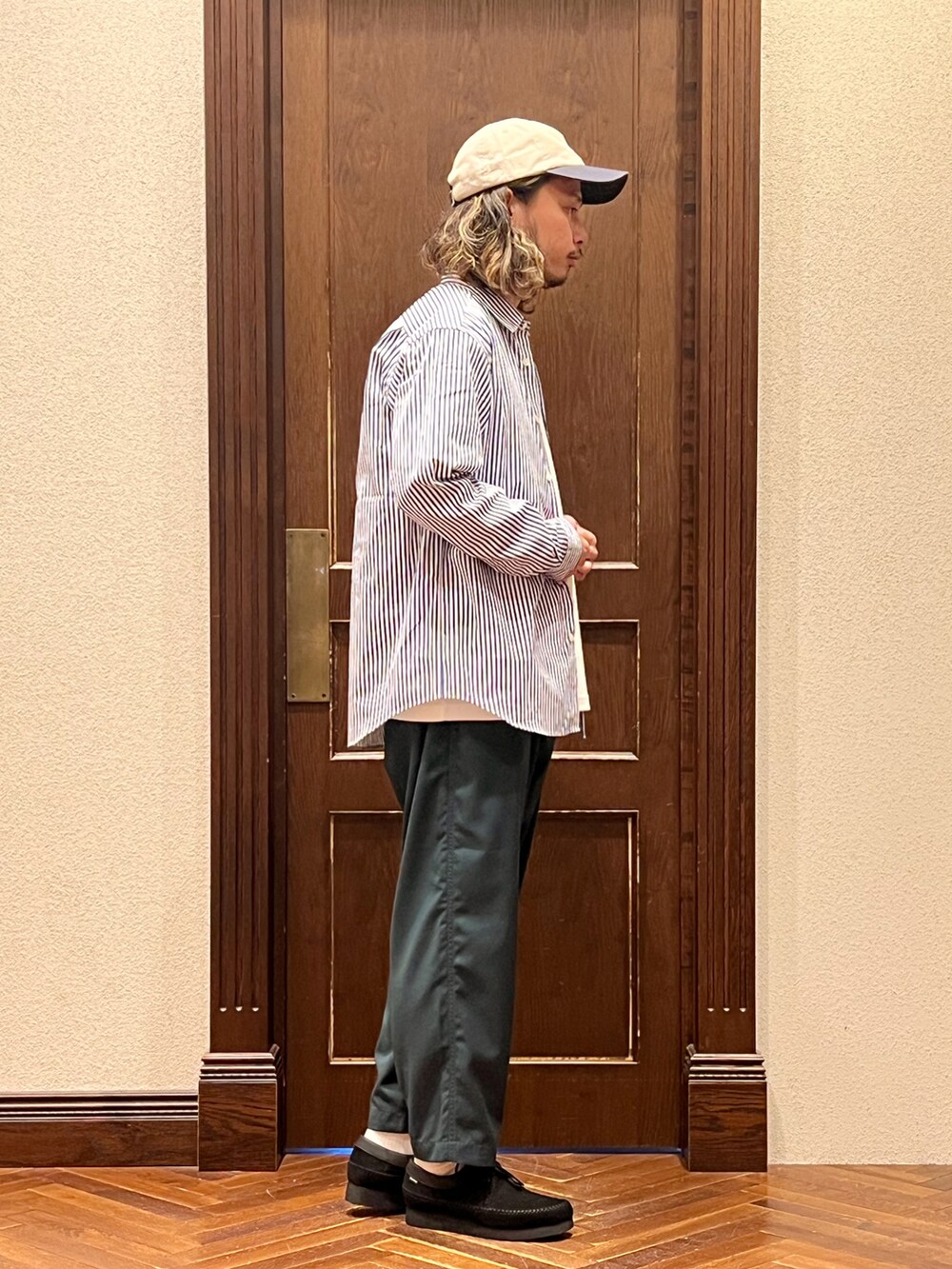 「ナノユニバース、ストライプシャツ、ストライプ、キャップ、ベースボールキャップ、ワークパンツ、テーパードパンツ、Dickies、ディッキーズ(Dickies)、ストリート、ストリートコーデ、ストリートMIX、ストリートファッション」｜「NANO universeの「NJ/CLUB」HOMESTOCKモクロディボートネックTシャツ（Tシャツ/カットソー、ホワイト系）」を使った、窪田 孝之さん（メンズ・170cm）の秋コーディネートの2枚目の写真