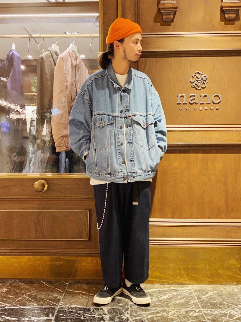 「ナノユニバース、Gジャン、デニムジャケット、ワイドパンツ、ニット帽、ウォレットチェーン、スリッポン、ストリートコーデ、スケータースタイル、リーバイス、オーバーサイズ、ブルーコーデ」｜「Levi'sのSTAY LOOSE トラッカージャケット HANG LOOSE TRUCKER（デニムジャケット、ブルー系）」を使った、窪田 孝之さん（メンズ・170cm）の夏コーディネートの2枚目の写真