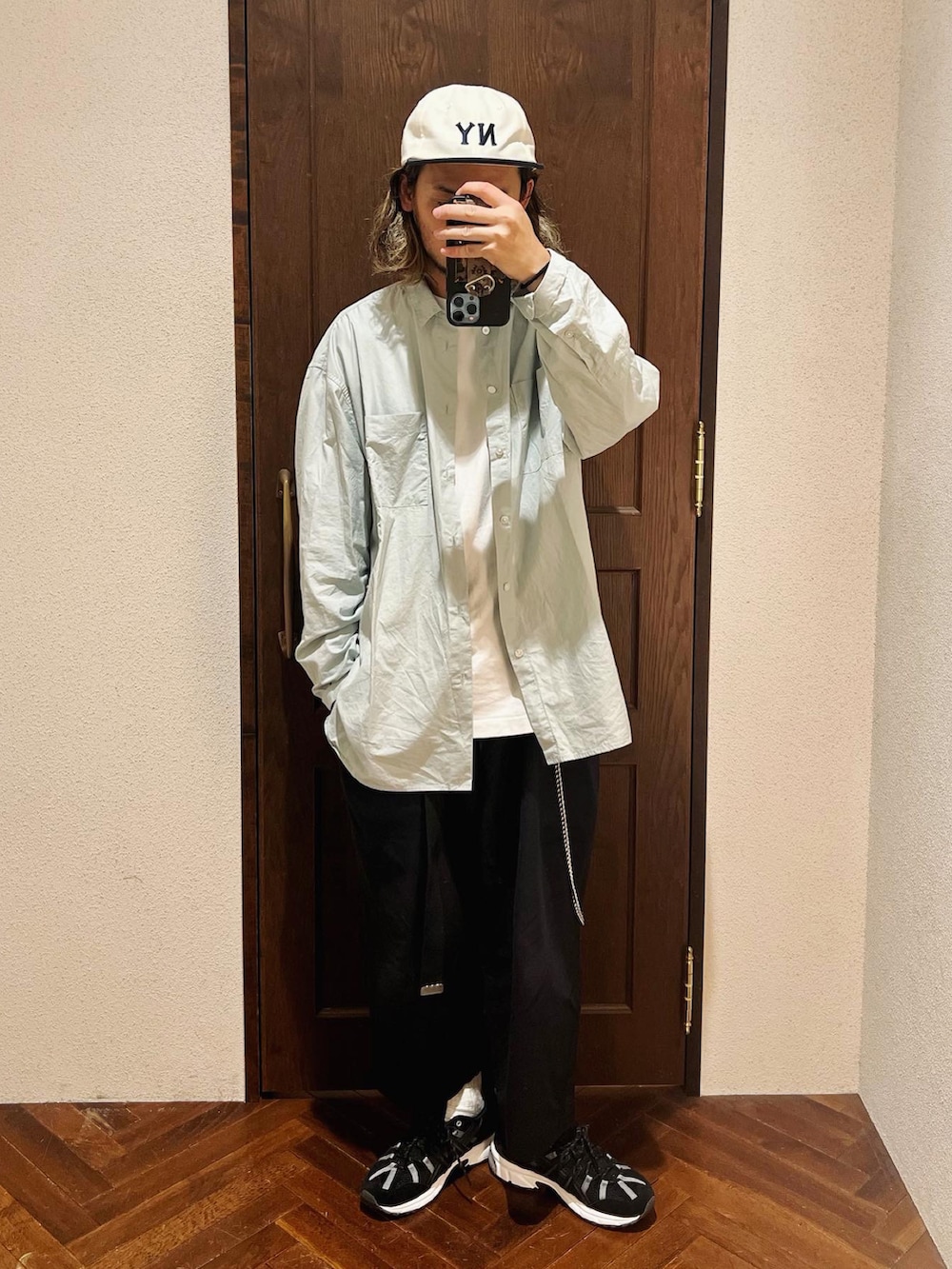 「ナノユニバース、シャツスタイル、シャツコーデ、ワイドパンツ、ベースボールキャップ、キャップコーデ、スニーカーコーデ、アシックス、asics、ウォレットチェーン、ストリートコーデ、ストリートMIX、ストリート」｜「Cooperstown Ball CapのCOOPERSTOWN BALL CAP/別注 キャップ（キャップ、ホワイト系）」を使った、窪田 孝之さん（メンズ・170cm）の秋コーディネートの3枚目の写真