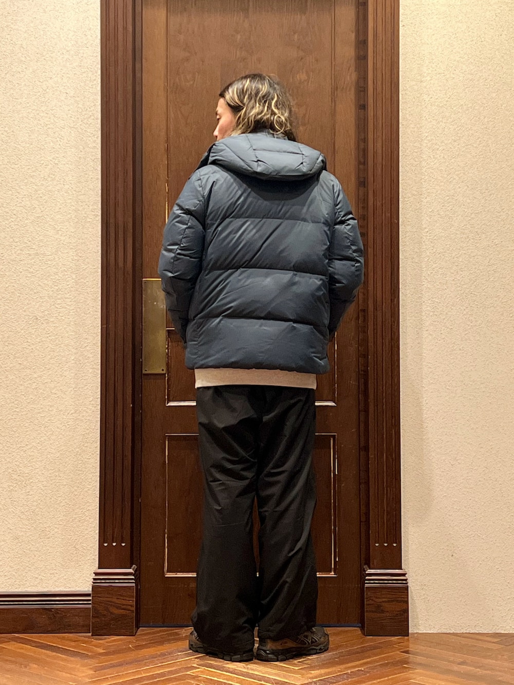 「ナノユニバース、ダウンジャケット、西川ダウン、スウェット、スウェットコーデ、ワイドパンツ、カーゴパンツ、アシックス、ストリートコーデ、ストリートMIX、ストリートファッション、スニーカーコーデ、冬コーデ、秋冬コーデ」｜「NANO universeの「西川ダウン(R)」ナイロンG2ダウン（ダウンジャケット/コート、グリーン系）」を使った、窪田 孝之さん（メンズ・170cm）の冬コーディネートの3枚目の写真
