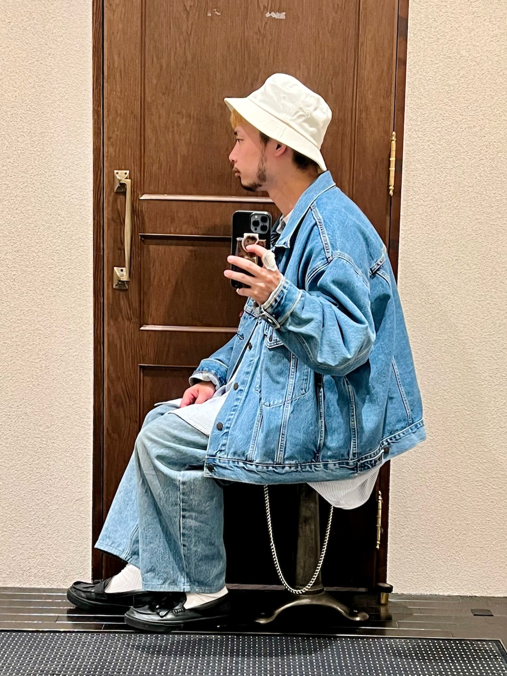 「ナノユニバース、nano・universe、デニム、デニムパンツ、デニムジャケット、デニムコーデ、デニムオンデニム、レイヤードスタイル、バケットハット、ストライプシャツ、スリッポン、秋コーデ、秋冬コーデ、ストリートコーデ、ストリートMIX」｜「Mighty Shineのmko10881- LET IT RIDE BUCKET HAT バケットハット（ハット、ホワイト系）」を使った、窪田 孝之さん（メンズ・170cm）の秋コーディネートの2枚目の写真