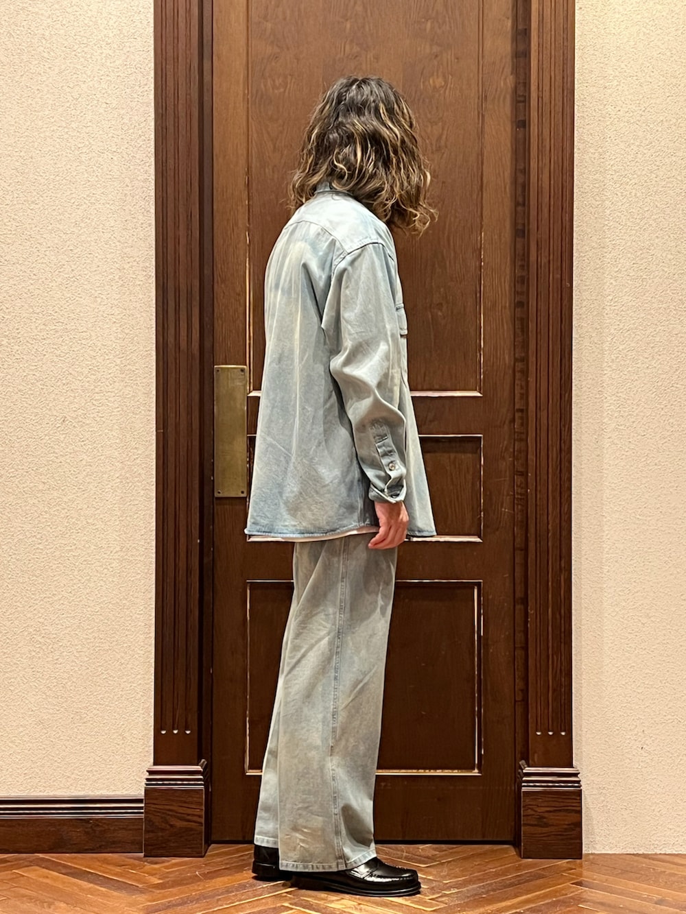 「ナノユニバース、デニムシャツ、デニムパンツ、デニム、デニムコーデ、デニムオンデニム、ローファー、セットアップ、セットアップスタイル、ストリート、ストリートコーデ、ストリートMIX、ストリートファッション、ロン毛」｜「NANO universeの「HOTEL PALACE（オテルパラス）」バイオブリーチデニムシャツ（シャツ/ブラウス、ブルー系）」を使った、窪田 孝之さん（メンズ・170cm）の春コーディネートの3枚目の写真