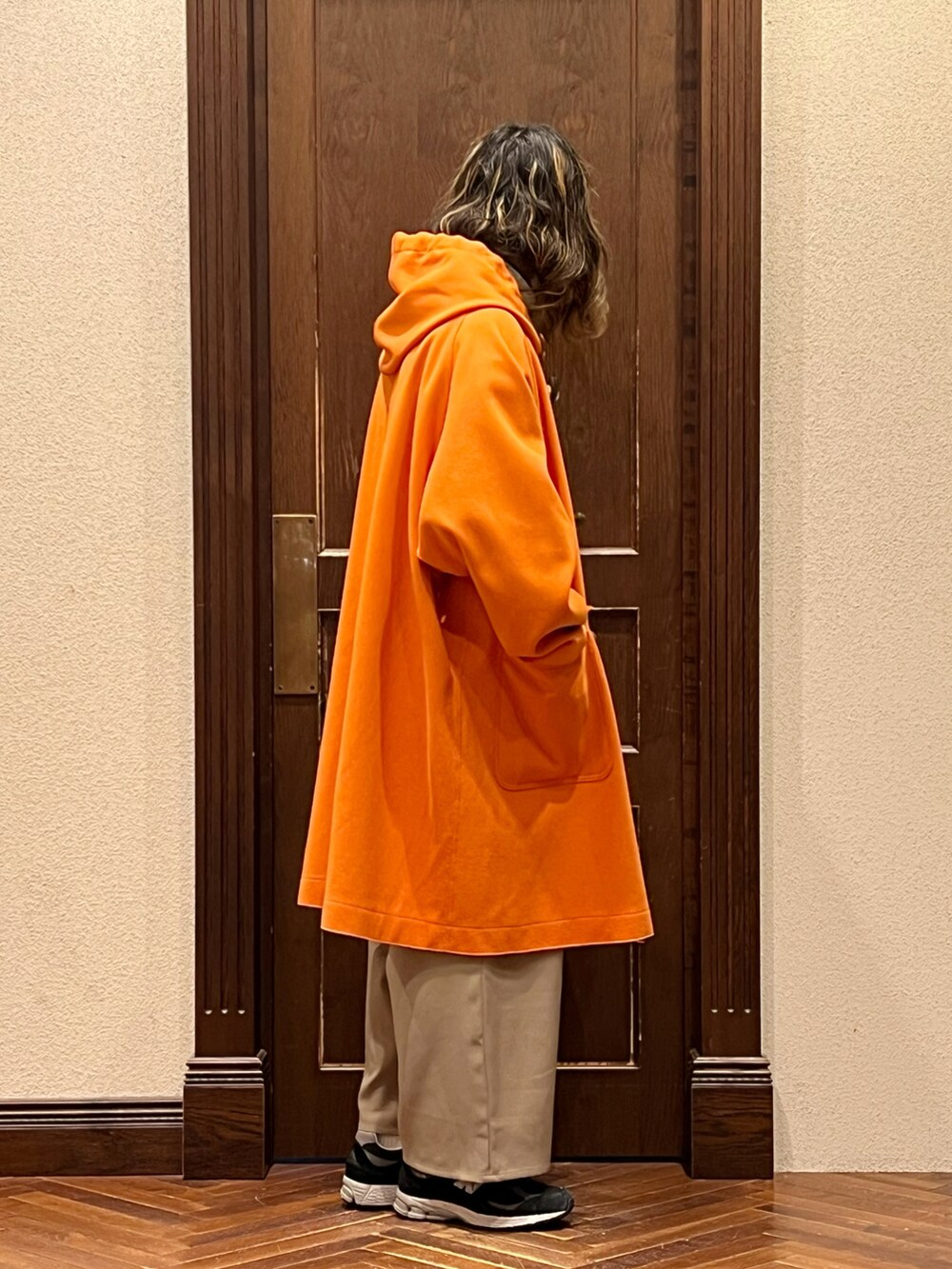 「ナノユニバース、ダッフルコート、コートスタイル、ワイドパンツ、タートルネック、ニューバランス、大人カジュアル、冬コーデ、カジュアルコーデ、シンプルコーデ、オレンジ、オーバーサイズ」｜「HAVERSACKのHAVERSACK | ウールメルトン ダッフルコート WOMEN（ダッフルコート、オレンジ系）」を使った、窪田 孝之さん（メンズ・170cm）の春コーディネートの3枚目の写真