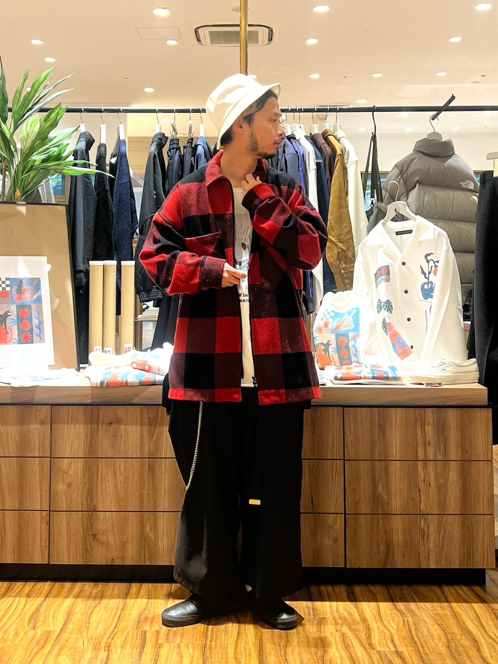 「ナノユニバース、チェック、プリントT、ワイドパンツ、バケットハット、ストリート、ストリートコーデ、スケータースタイル、春コーデ、春夏コーデ、オーバーサイズ、レイヤードスタイル、カジュアルコーデ、大人カジュアル、ウォレットチェーン」｜「ONES STROKEの＜ONES STROKE＞ WL CHECK ZIP BLOUSN/ブルゾン（ブルゾン、レッド系）」を使った、窪田 孝之さん（メンズ・170cm）の春コーディネートの2枚目の写真