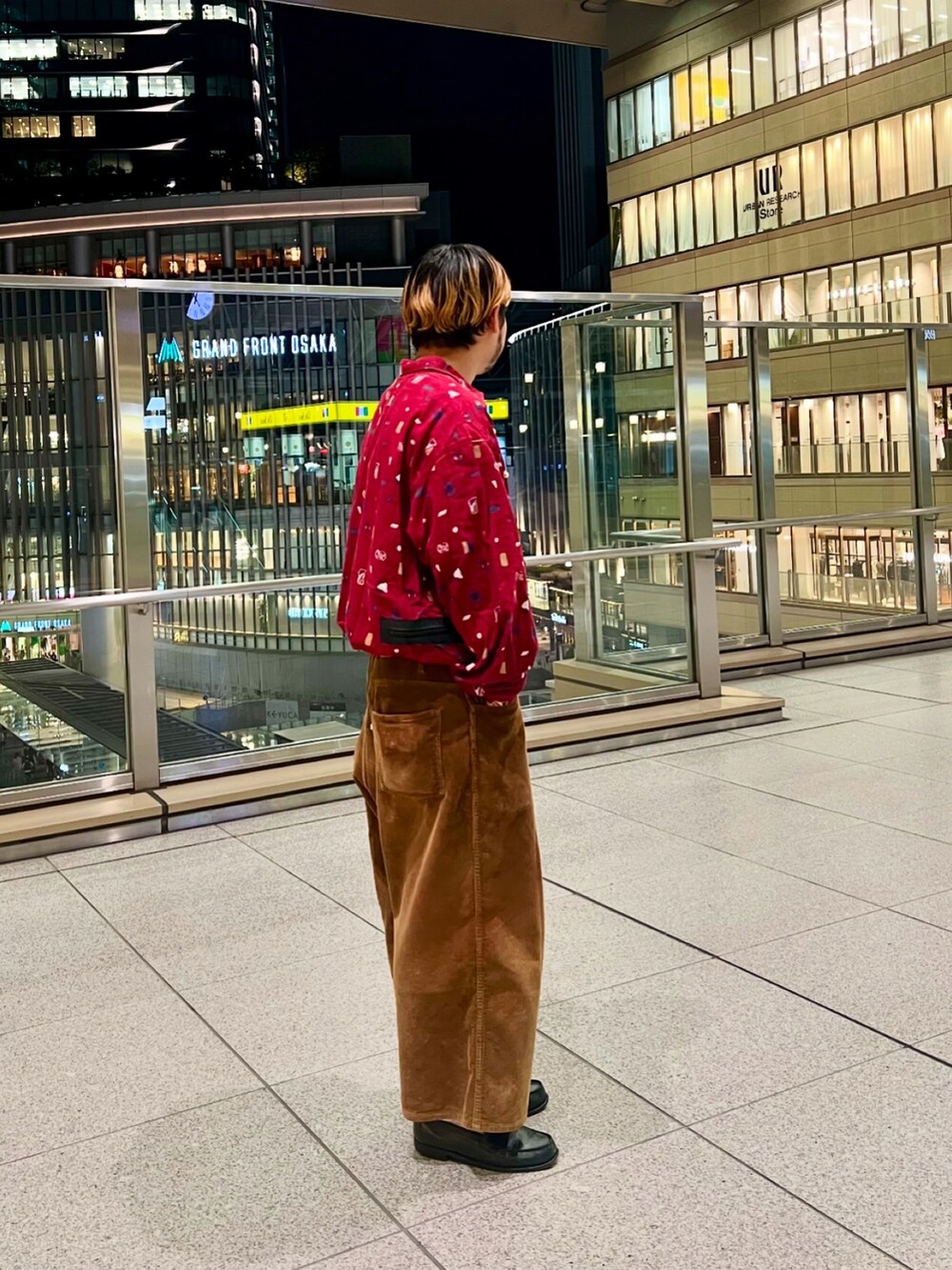 「nano・universe、ナノユニバース、柄シャツ、リメイク、プリントT、ワイドパンツ、コーデュロイ、コーデュロイパンツ、ローファー、春コーデ、春夏コーデ、春服、レイヤードスタイル、タックイン、シンプルコーデ」｜「TANGTANGのTANG TANG GASATARO プリントTシャツ（Tシャツ/カットソー、ホワイト系）」を使った、窪田 孝之さん（メンズ・170cm）の冬コーディネートの4枚目の写真