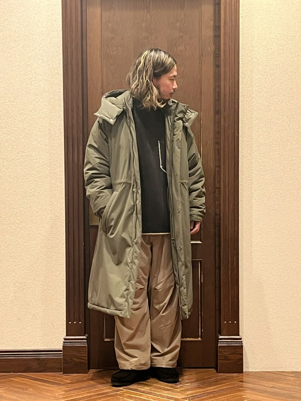 「ナノユニバース、コート、ニット、ベージュパンツ、クラークス、ワラビー、ビッグシルエット、休日スタイル、大人カジュアル、冬コーデ、ストリート、ストリートコーデ、ストリートMIX、ミリタリーコーデ、ミリタリー」｜「NANO universeの｢CLIMASHIELD｣別注フーデッドロングコート（その他アウター、グリーン系）」を使った、窪田 孝之さん（メンズ・170cm）の冬コーディネートの2枚目の写真