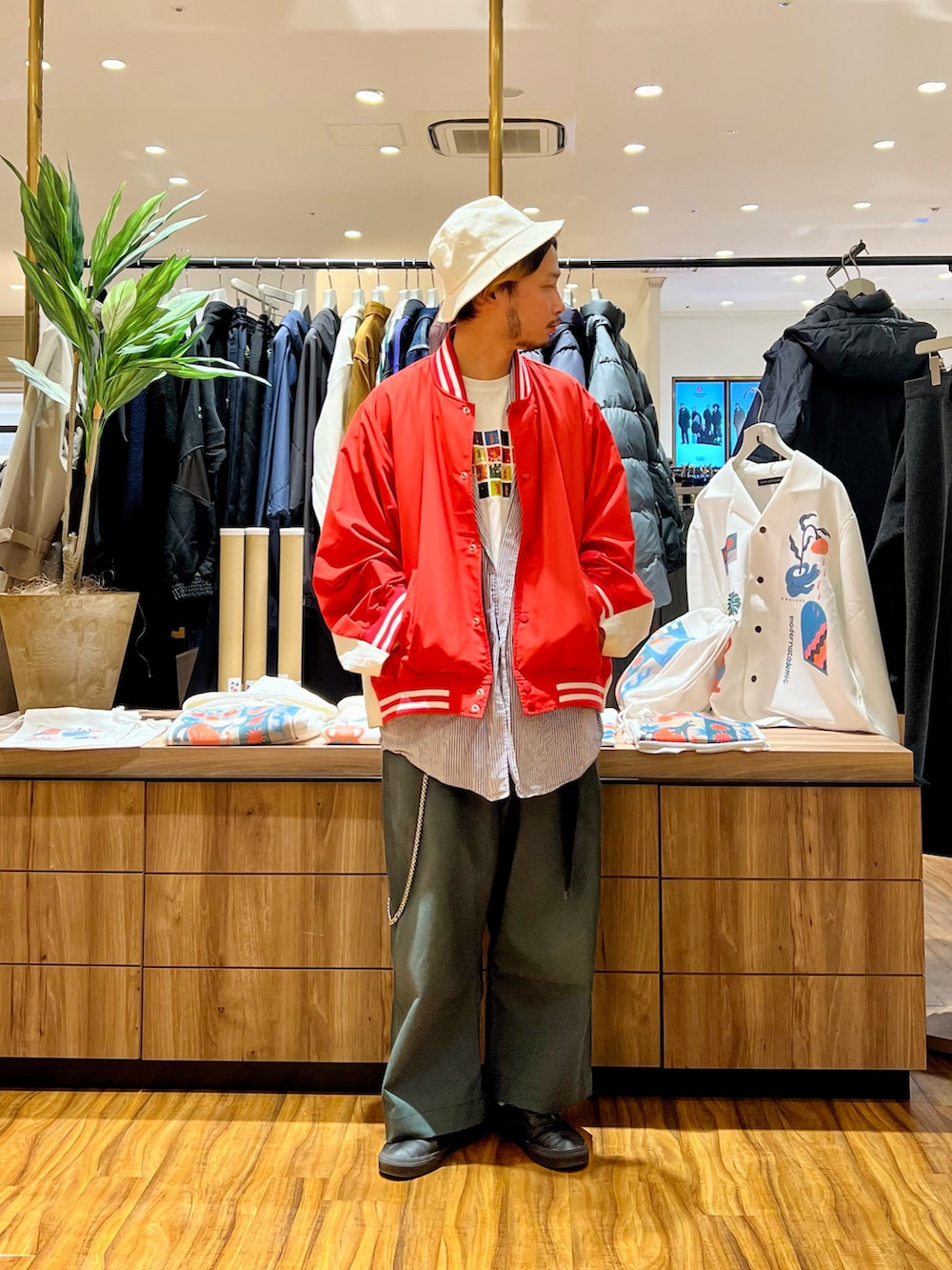「ナノユニバース、スタジャン、ストライプシャツ、プリントT、バンドT、ワイドパンツ、レイヤードスタイル、バケットハット、ストリートコーデ、ストリートMIX、スケータースタイル、90'sスタイル、クリスマスコーデ、リメイク、古着MIX」｜「Mighty Shineのmko10881- LET IT RIDE BUCKET HAT バケットハット（ハット、ホワイト系）」を使った、窪田 孝之さん（メンズ・170cm）の春コーディネートの3枚目の写真