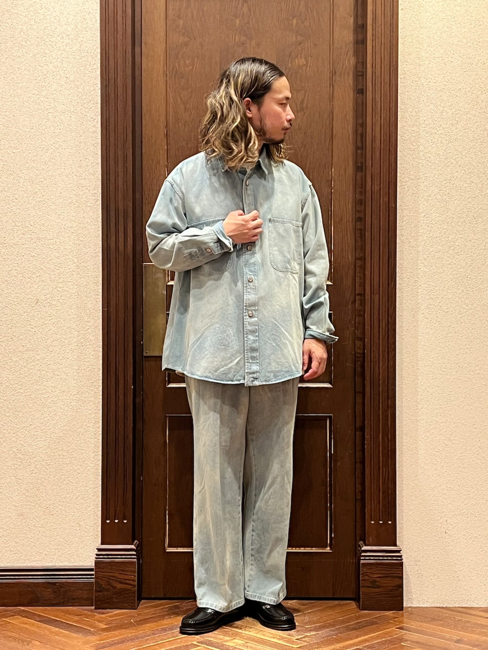 「ナノユニバース、デニムシャツ、デニムパンツ、デニム、デニムコーデ、デニムオンデニム、ローファー、セットアップ、セットアップスタイル、ストリート、ストリートコーデ、ストリートMIX、ストリートファッション、ロン毛」｜「NANO universeの「HOTEL PALACE（オテルパラス）」バイオブリーチデニムシャツ（シャツ/ブラウス、ブルー系）」を使った、窪田 孝之さん（メンズ・170cm）の春コーディネートの2枚目の写真