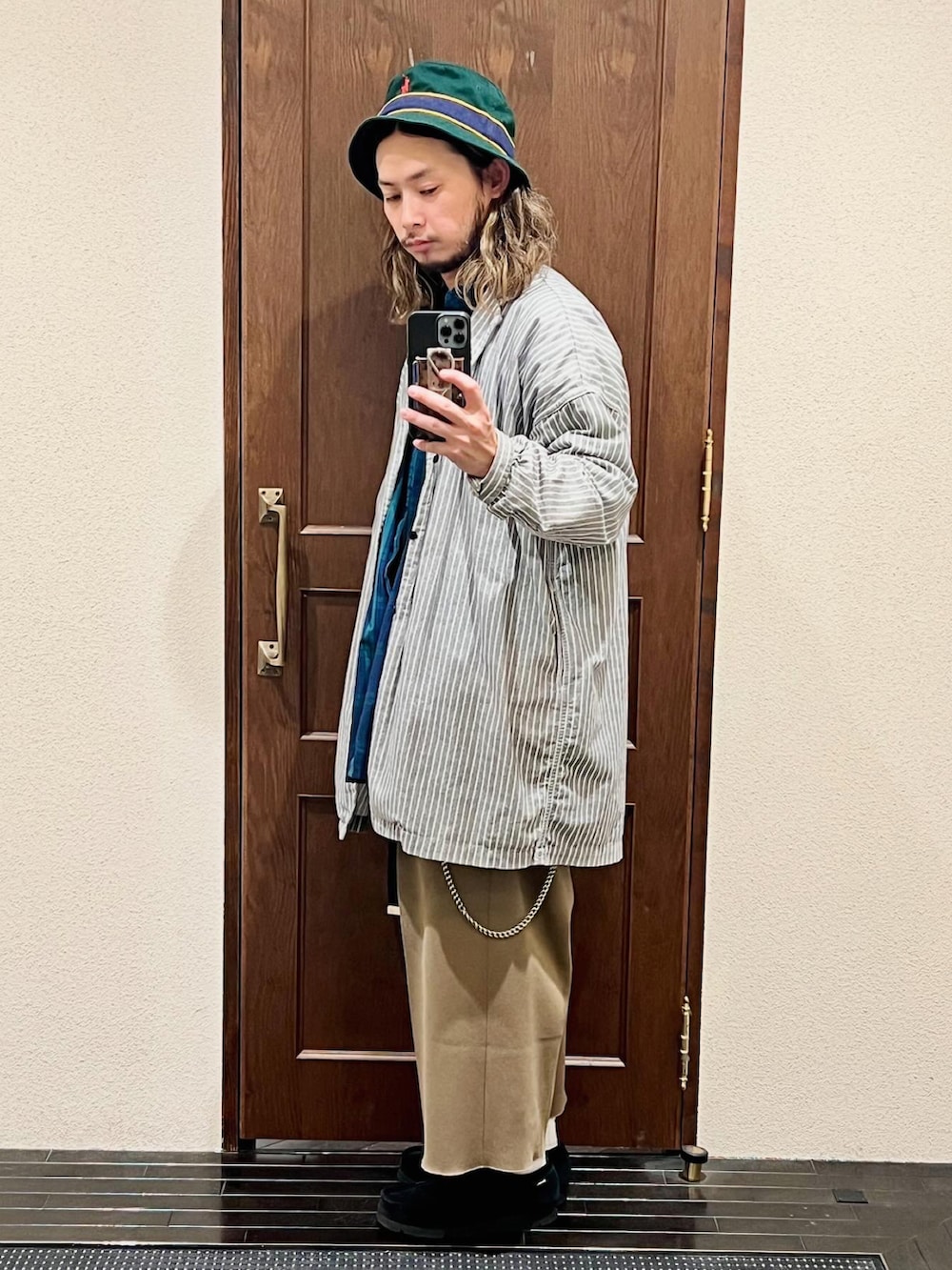 「ナノユニバース、ロングジャケット、ストライプ、チェックシャツ、ワイドパンツ、バケットハット、ワラビー、ストリート、ストリートコーデ、ストリートMIX、ストリートファッション、レイヤードスタイル、秋コーデ、秋冬コーデ、秋服コーデ」｜「POLO RALPH LAURENのコットン バケット ハット（ハット、グリーン系）」を使った、窪田 孝之さん（メンズ・170cm）の秋コーディネートの2枚目の写真