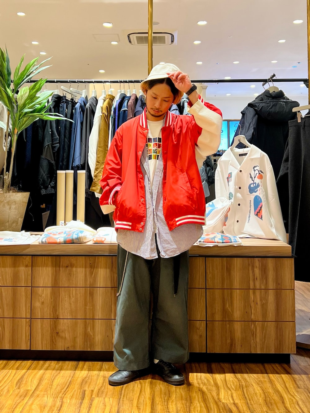 「ナノユニバース、スタジャン、ストライプシャツ、プリントT、バンドT、ワイドパンツ、レイヤードスタイル、バケットハット、ストリートコーデ、ストリートMIX、スケータースタイル、90'sスタイル、クリスマスコーデ、リメイク、古着MIX」｜「Mighty Shineのmko10881- LET IT RIDE BUCKET HAT バケットハット（ハット、ホワイト系）」を使った、窪田 孝之さん（メンズ・170cm）の春コーディネートの2枚目の写真