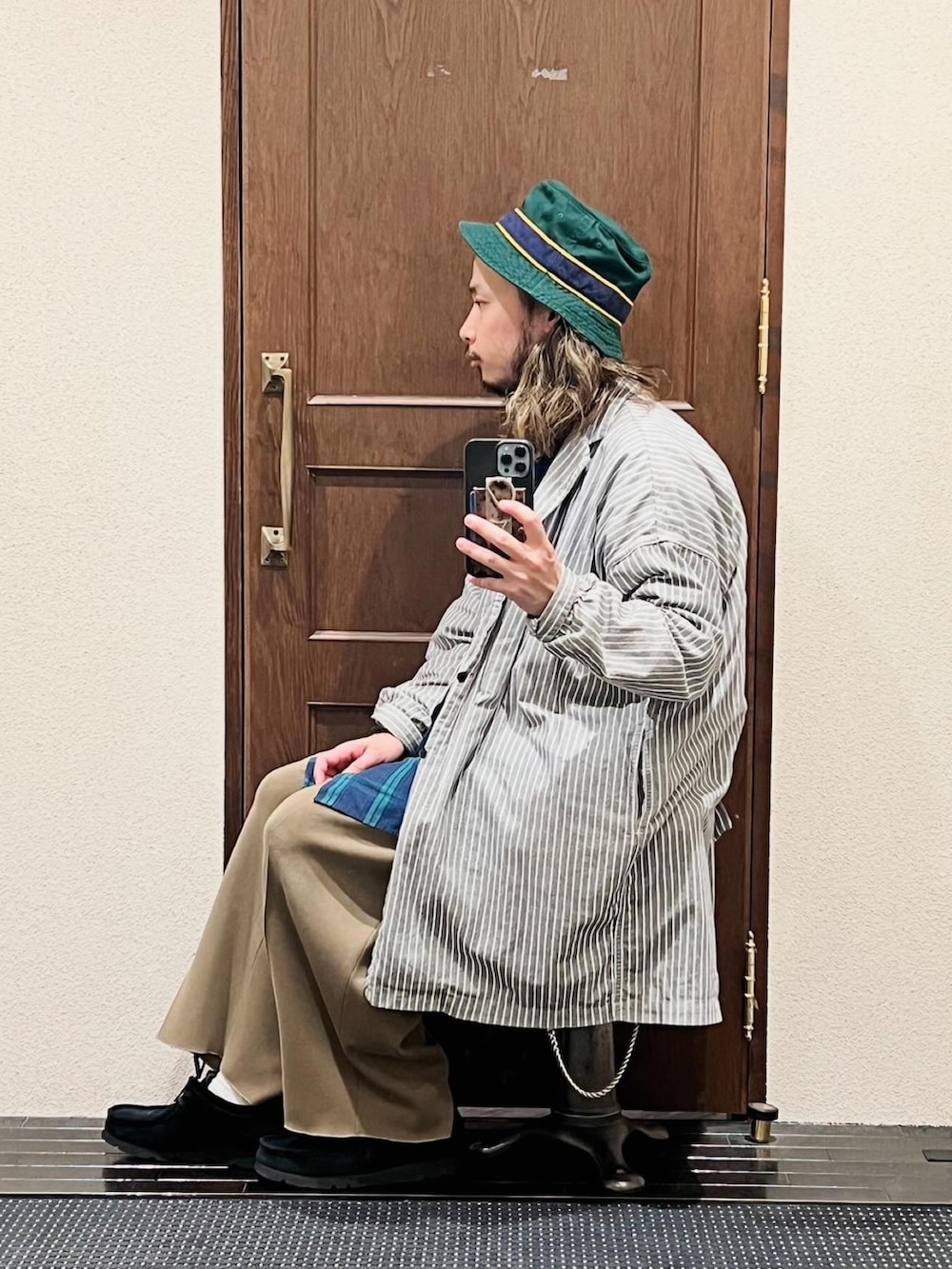 「ナノユニバース、ロングジャケット、ストライプ、チェックシャツ、ワイドパンツ、バケットハット、ワラビー、ストリート、ストリートコーデ、ストリートMIX、ストリートファッション、レイヤードスタイル、秋コーデ、秋冬コーデ、秋服コーデ」｜「POLO RALPH LAURENのコットン バケット ハット（ハット、グリーン系）」を使った、窪田 孝之さん（メンズ・170cm）の秋コーディネートの3枚目の写真