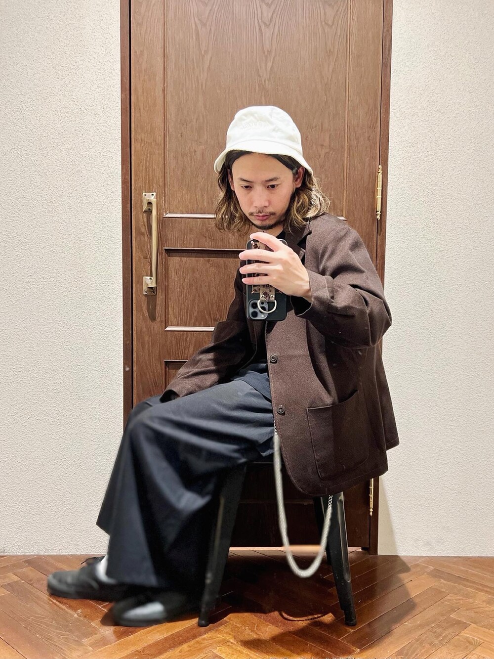 ブラウン系のテーラードジャケット、ブラック系のTシャツ/カットソー、ブラック系のその他パンツを着用したメンズの秋コーディネートの3枚目の写真