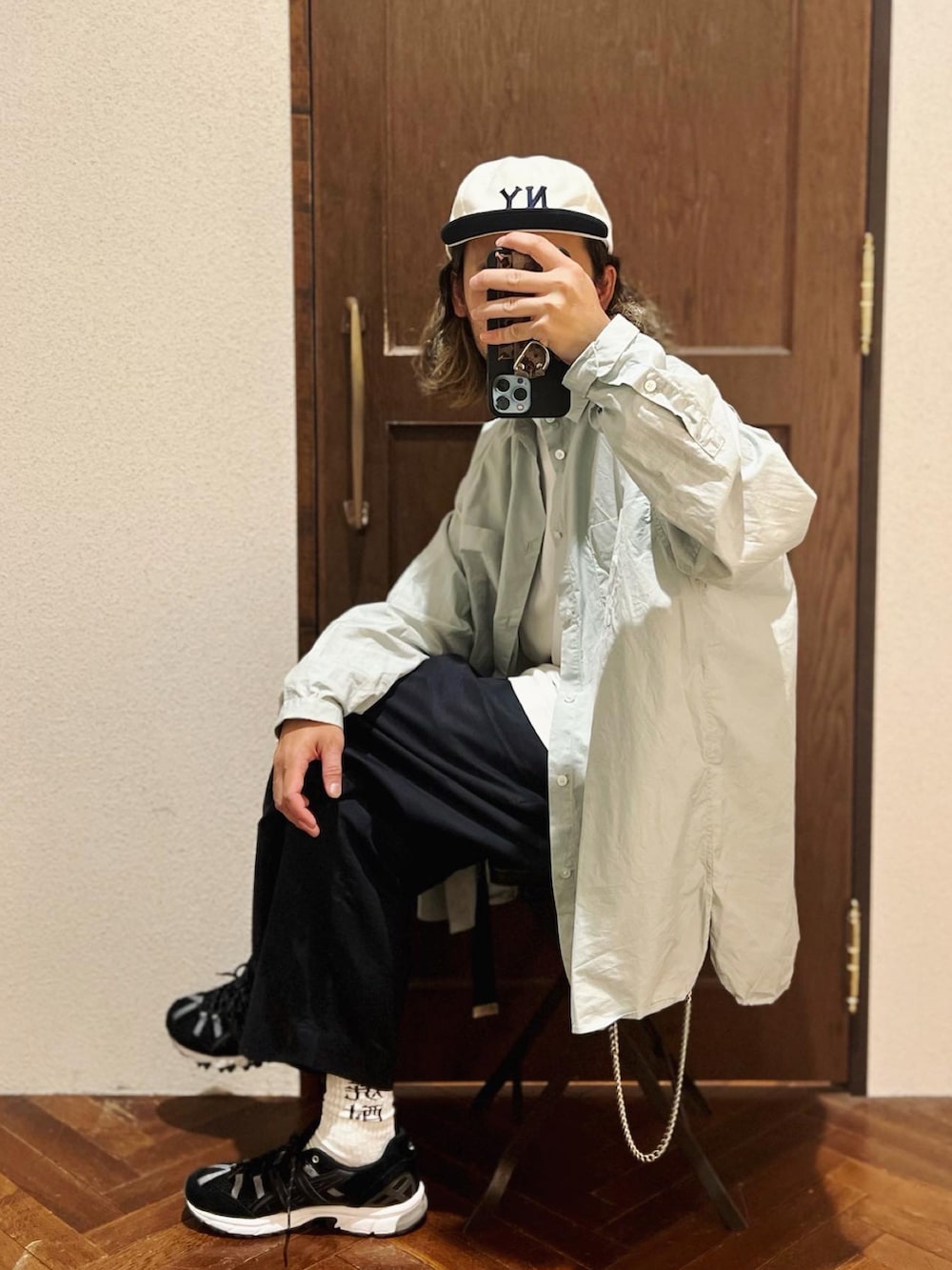 「ナノユニバース、シャツスタイル、シャツコーデ、ワイドパンツ、ベースボールキャップ、キャップコーデ、スニーカーコーデ、アシックス、asics、ウォレットチェーン、ストリートコーデ、ストリートMIX、ストリート」｜「Cooperstown Ball CapのCOOPERSTOWN BALL CAP/別注 キャップ（キャップ、ホワイト系）」を使った、窪田 孝之さん（メンズ・170cm）の秋コーディネートの2枚目の写真