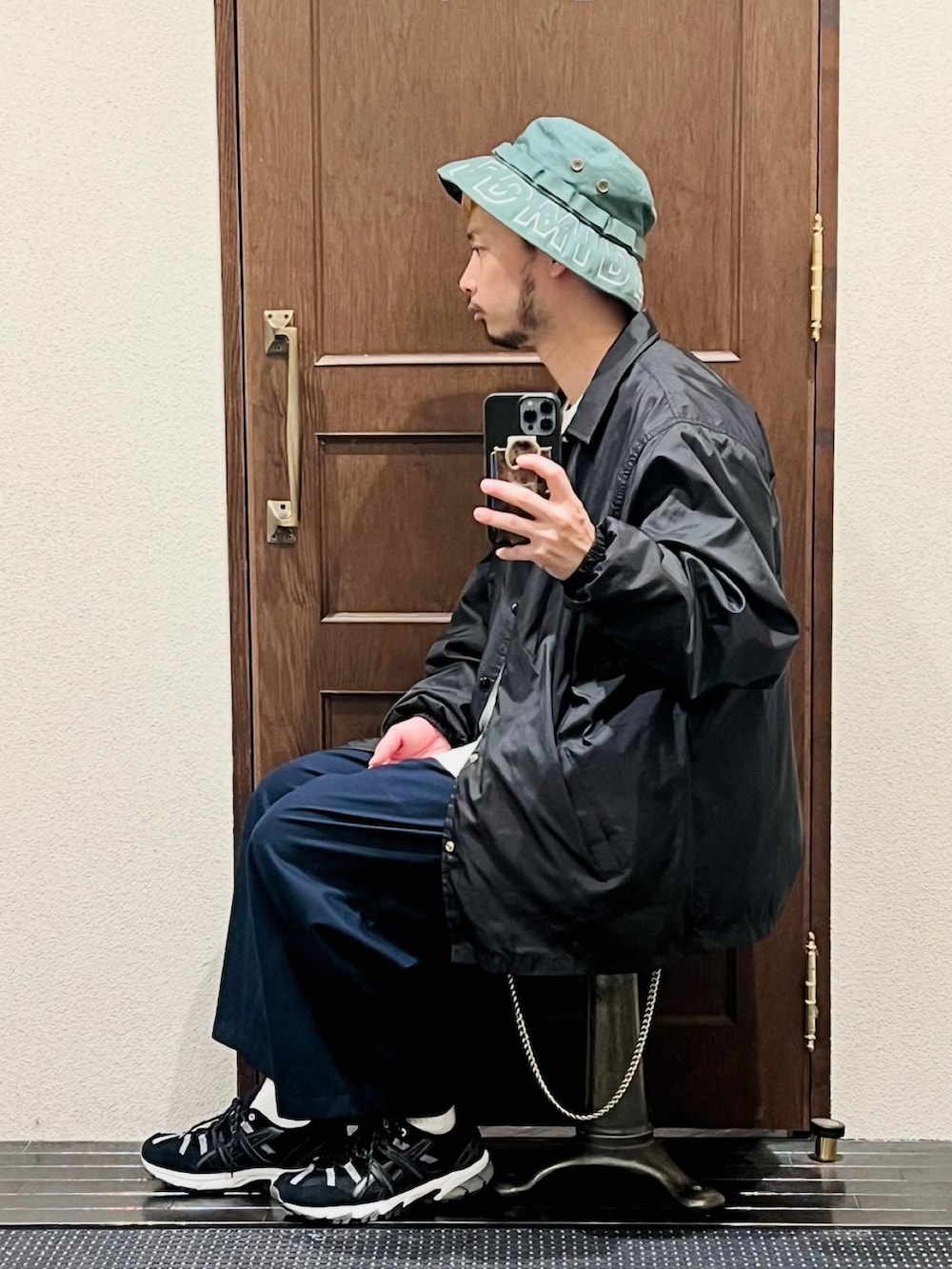 「ナノユニバース、コーチジャケット、プリントT、バケットハット、ワイドパンツ、スラックス、アシックス、ストリート、ストリートコーデ、ストリートMIX、ストリートファッション、秋コーデ、秋のコーデ、秋冬コーデ、秋服」｜「HUFのFIELD BOONIE HAT / HUF ブーニー ハット（ハット、グリーン系）」を使った、窪田 孝之さん（メンズ・170cm）の秋コーディネートの2枚目の写真