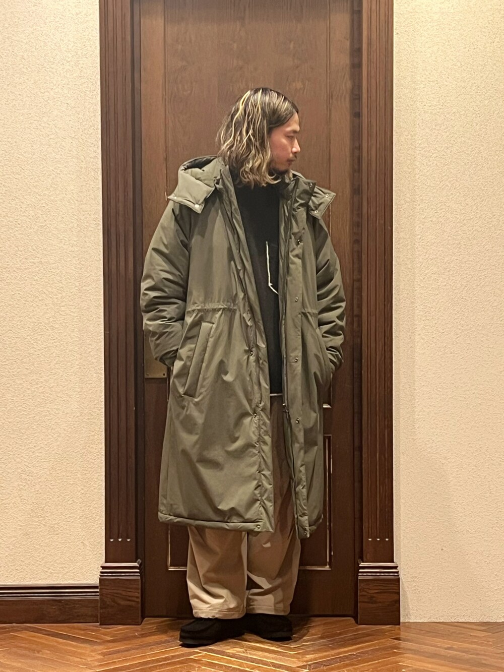 「ナノユニバース、コート、ニット、ベージュパンツ、クラークス、ワラビー、ビッグシルエット、休日スタイル、大人カジュアル、冬コーデ、ストリート、ストリートコーデ、ストリートMIX、ミリタリーコーデ、ミリタリー」｜「NANO universeの｢CLIMASHIELD｣別注フーデッドロングコート（その他アウター、グリーン系）」を使った、窪田 孝之さん（メンズ・170cm）の冬コーディネートの3枚目の写真