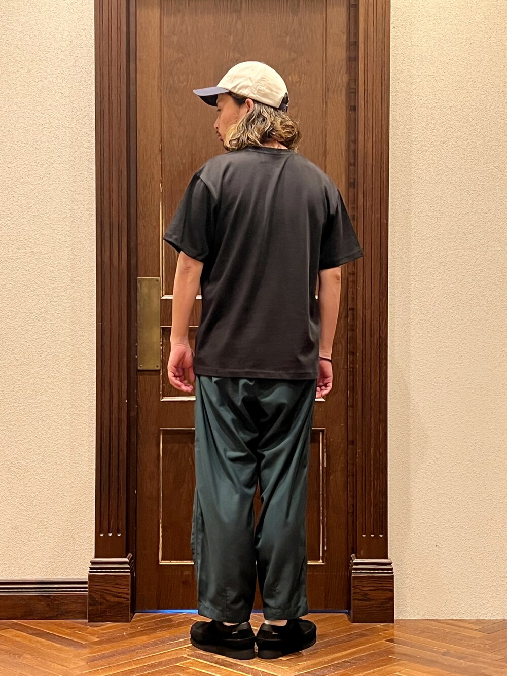「ナノユニバース、Dickies、キャップ、ゴアテックス、シンプルコーデ、夏コーデ、カジュアルコーデ、ストリートコーデ、ベースボールキャップ、テーパードパンツ、プリントT」｜「NANO universeの｢NJ/CLUB｣PARKSTOCK ベーシックTシャツ（Tシャツ/カットソー、ブラック系）」を使った、窪田 孝之さん（メンズ・170cm）の秋コーディネートの3枚目の写真