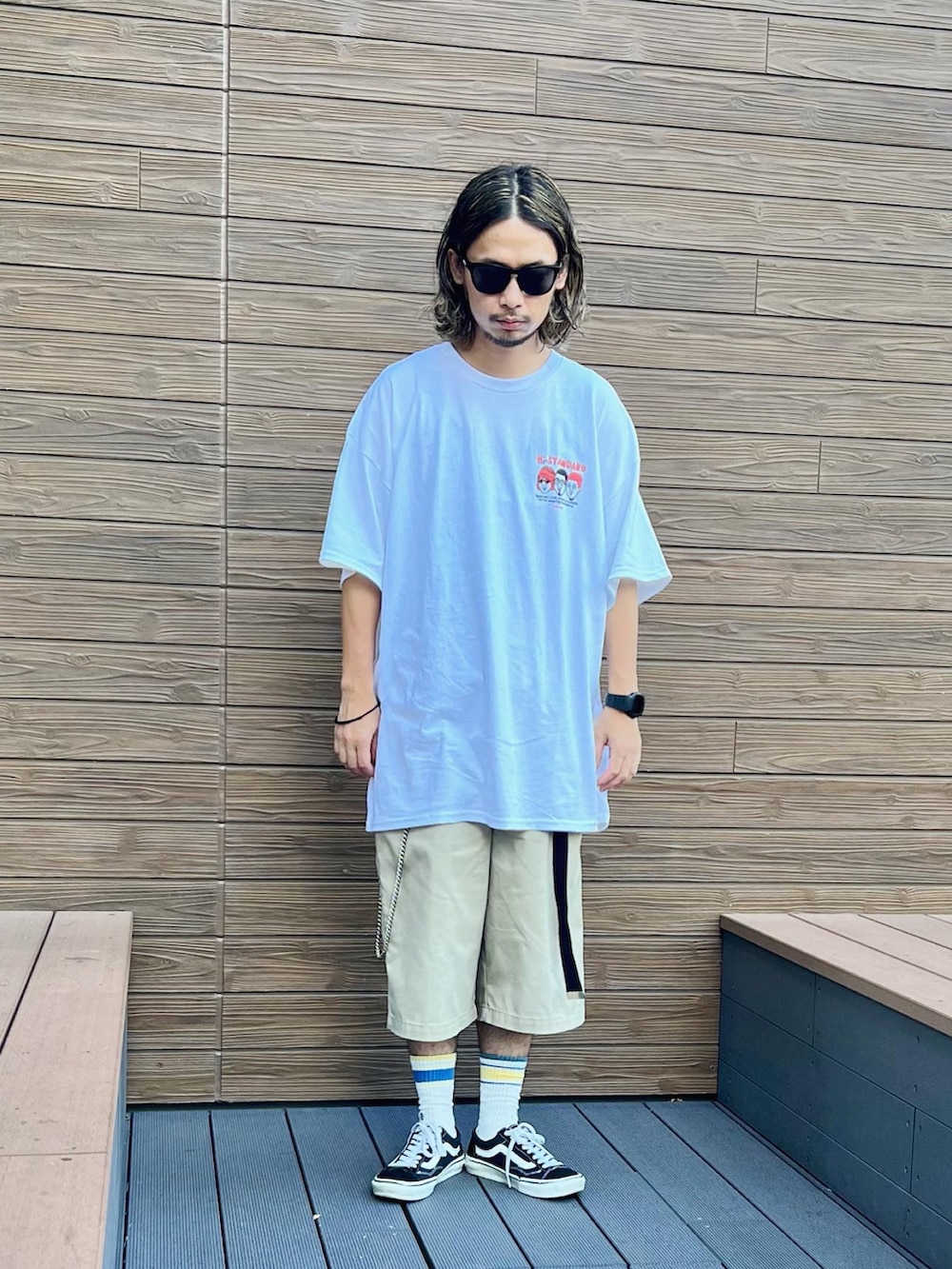 「nano・universe、ナノユニバース、プリントT、ディッキーズ(Dickies)、バンズ、ワイドパンツ、サングラス、ラインソックス、オールドスクール、oldskool、ストリートコーデ、ストリートMIX、オーバーサイズ、パンク」｜「DickiesのDickies別注 ハーフチノパンツ SOXセット（その他パンツ、ベージュ系）」を使った、窪田 孝之さん（メンズ・170cm）の秋コーディネートの3枚目の写真