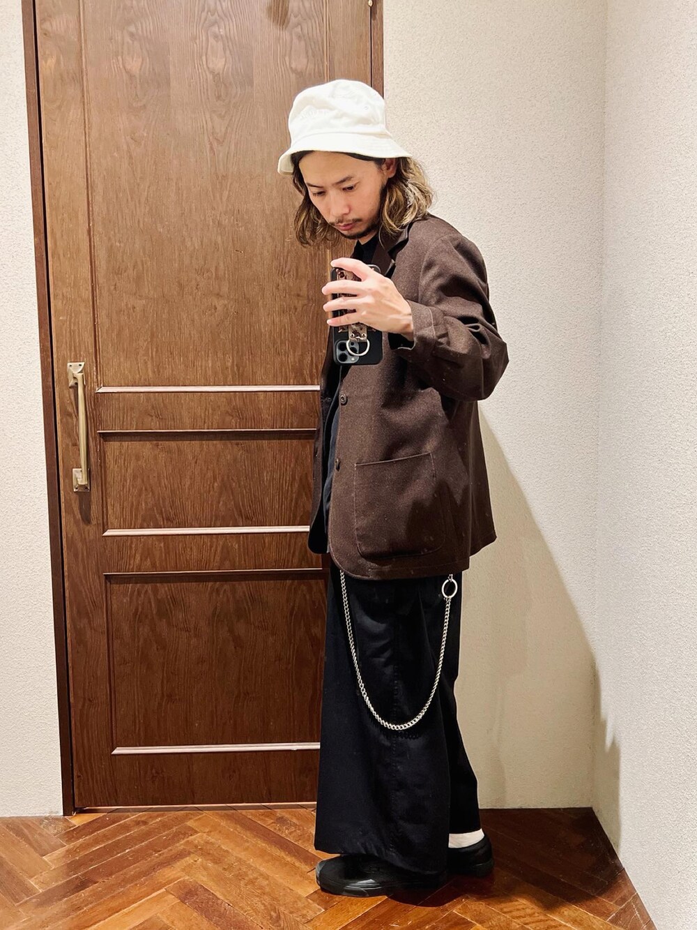 ブラウン系のテーラードジャケット、ブラック系のTシャツ/カットソー、ブラック系のその他パンツを着用したメンズの秋コーディネートの2枚目の写真