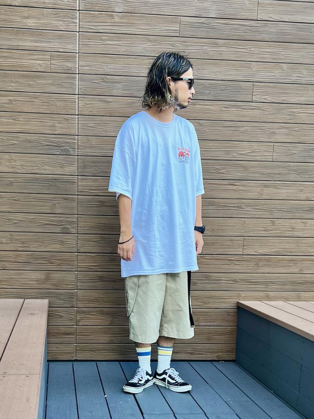 「nano・universe、ナノユニバース、プリントT、ディッキーズ(Dickies)、バンズ、ワイドパンツ、サングラス、ラインソックス、オールドスクール、oldskool、ストリートコーデ、ストリートMIX、オーバーサイズ、パンク」｜「DickiesのDickies別注 ハーフチノパンツ SOXセット（その他パンツ、ベージュ系）」を使った、窪田 孝之さん（メンズ・170cm）の秋コーディネートの4枚目の写真