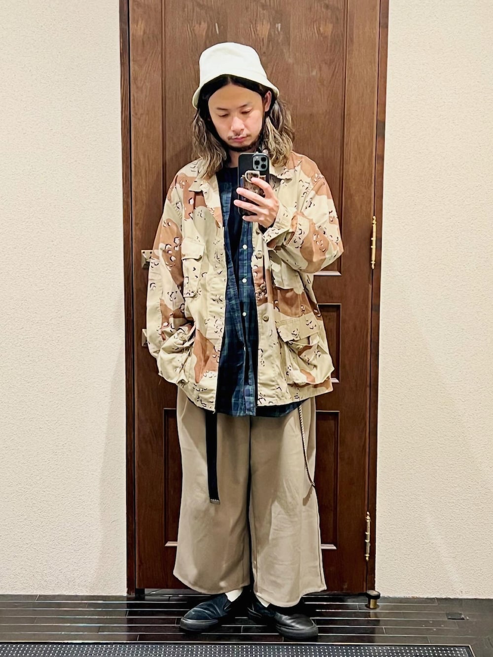 「ナノユニバース、古着MIX、古着、古着コーデ、チェックシャツ、ワイドパンツ、バケットハット、スリッポン、ストリートコーデ、スケータースタイル、ストリートMIX、ストリートファッション、秋コーデ、秋服コーデ、秋冬コーデ」｜「Mighty Shineのmko10881- LET IT RIDE BUCKET HAT バケットハット（ハット、ホワイト系）」を使った、窪田 孝之さん（メンズ・170cm）の秋コーディネートの2枚目の写真