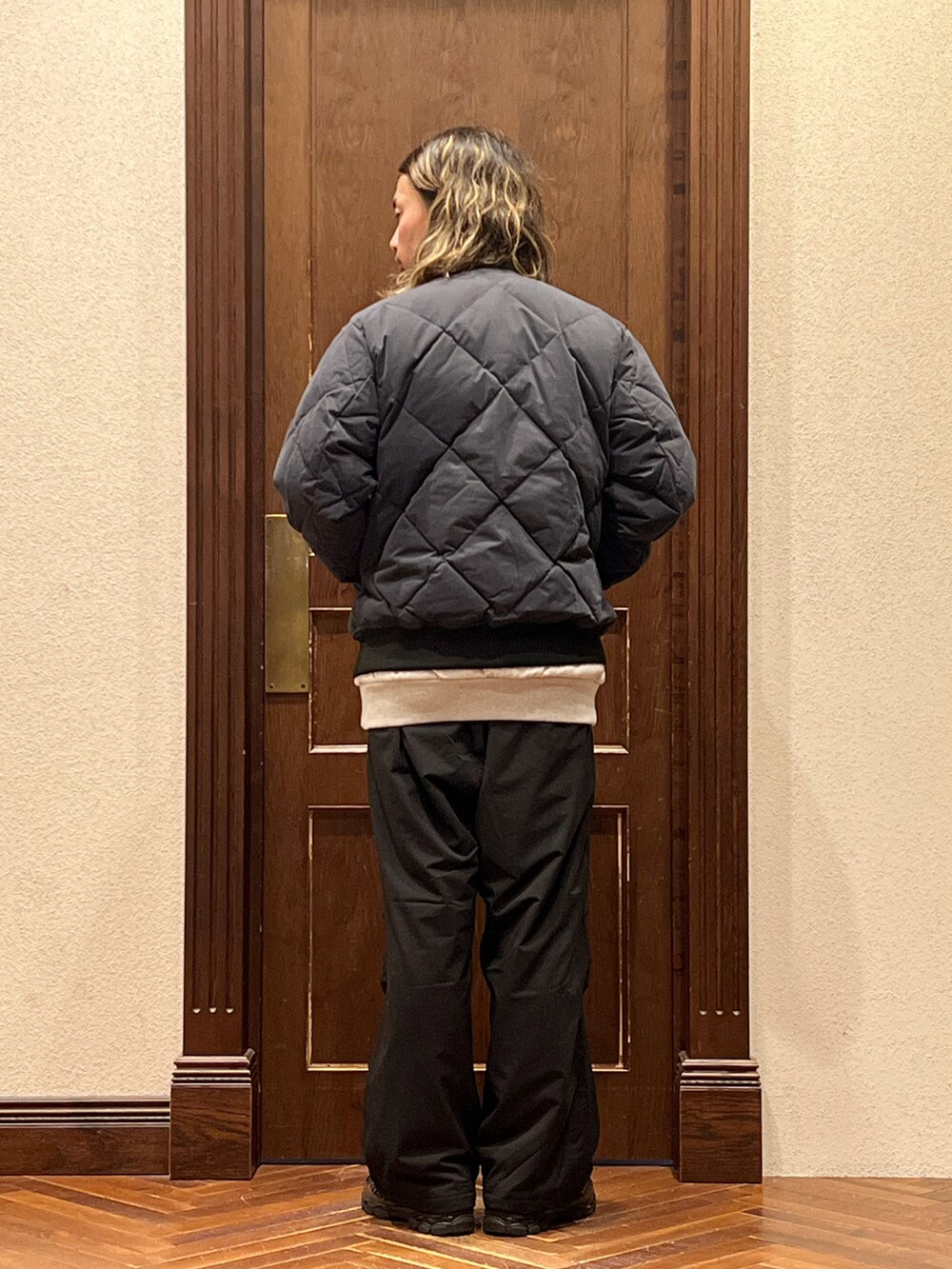 「ナノユニバース、西川ダウン、ダウンジャケット、スウェット、スウェットコーデ、ワイドパンツ、カーゴパンツ、スニーカー、スニーカーコーデ、冬コーデ、秋冬コーデ、ストリートコーデ、ストリートMIX、ストリートファッション、大人カジュアル」｜「NANO universeの「西川ダウン(R)」リバーシブルMA-1ダウン（ダウンジャケット/コート、ブルー系）」を使った、窪田 孝之さん（メンズ・170cm）の冬コーディネートの4枚目の写真