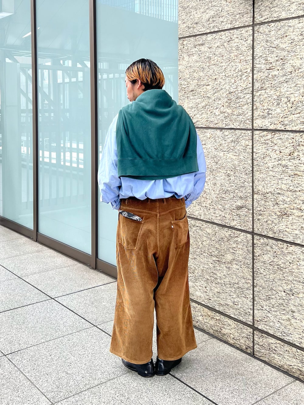 「ナノユニバース、シャツスタイル、スウェット、スウェットコーデ、ワイドパンツ、コーデュロイパンツ、ローファー、タックイン、春コーデ、春夏コーデ、春服、シンプルコーデ、大人カジュアル、きれいめカジュアル、シティーボーイ」｜「NANO universeのAB.シルキーオックスボクシーシャツ（シャツ/ブラウス、ブルー系）」を使った、窪田 孝之さん（メンズ・170cm）の冬コーディネートの4枚目の写真