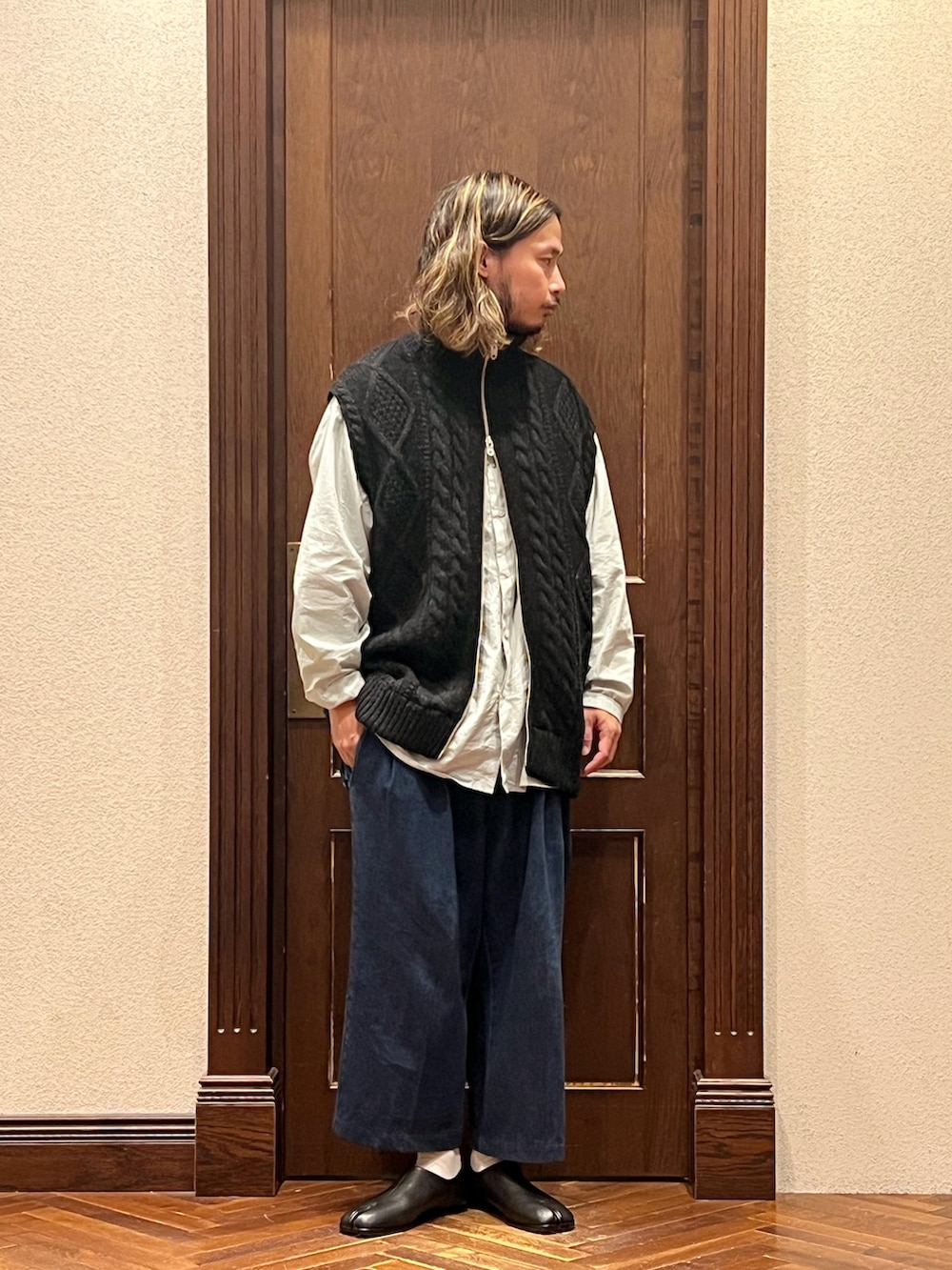 「ナノユニバース、ニットベスト、ドライバーズニット、ケーブルニット、デニムパンツ、デニムコーデ、ワイドデニム、マルジェラ、足袋、今日のコーデ、メンズコーデ、秋のコーデ、重ね着ベストシーズン、大人カジュアル、ロン毛」｜「benine9のbenine 9/カットオフ リメイクデザイン ドライバーズベスト（ベスト、ブラック系）」を使った、窪田 孝之さん（メンズ・170cm）の秋コーディネートの2枚目の写真