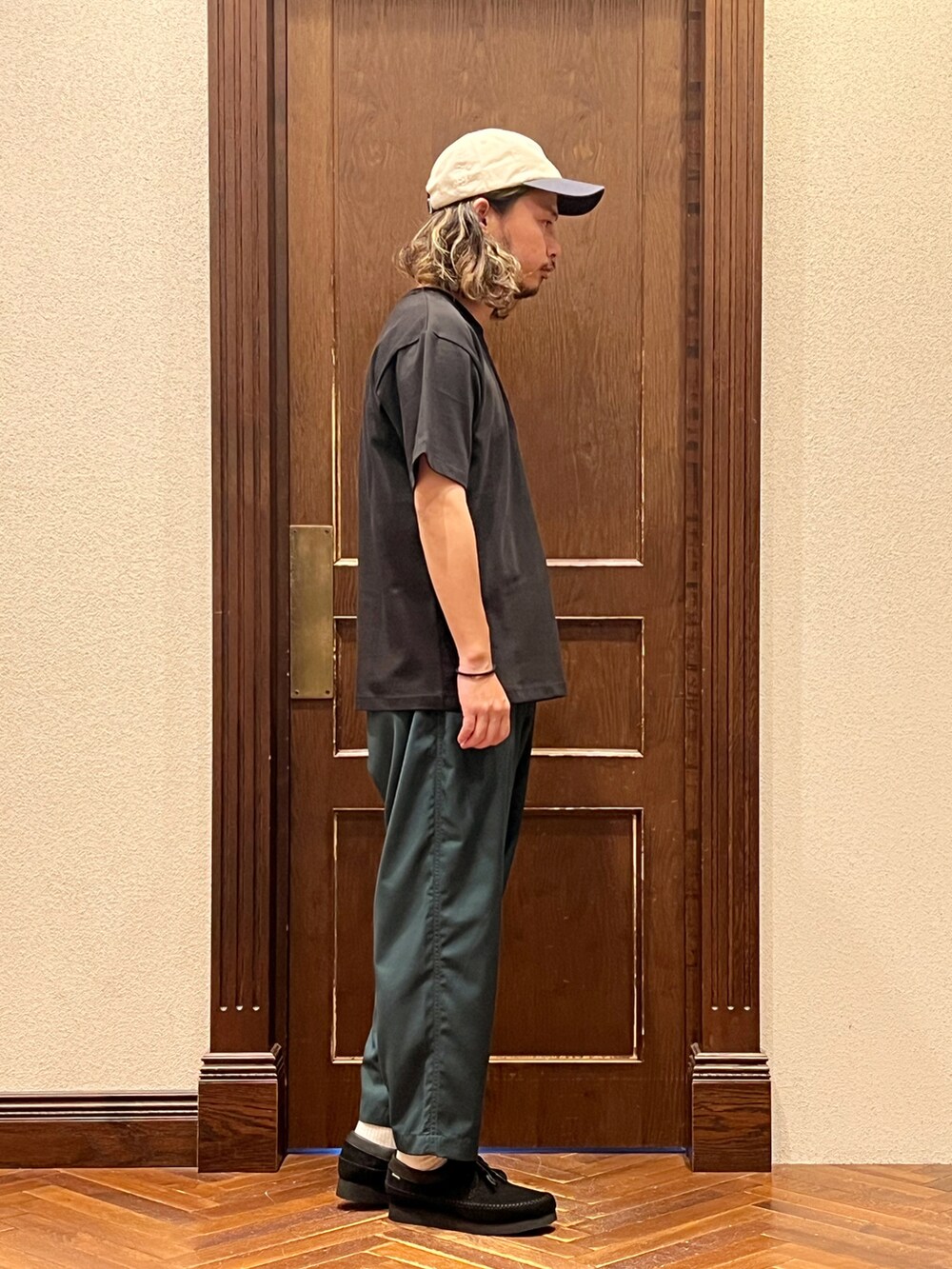 「ナノユニバース、Dickies、キャップ、ゴアテックス、シンプルコーデ、夏コーデ、カジュアルコーデ、ストリートコーデ、ベースボールキャップ、テーパードパンツ、プリントT」｜「NANO universeの｢NJ/CLUB｣PARKSTOCK ベーシックTシャツ（Tシャツ/カットソー、ブラック系）」を使った、窪田 孝之さん（メンズ・170cm）の秋コーディネートの2枚目の写真