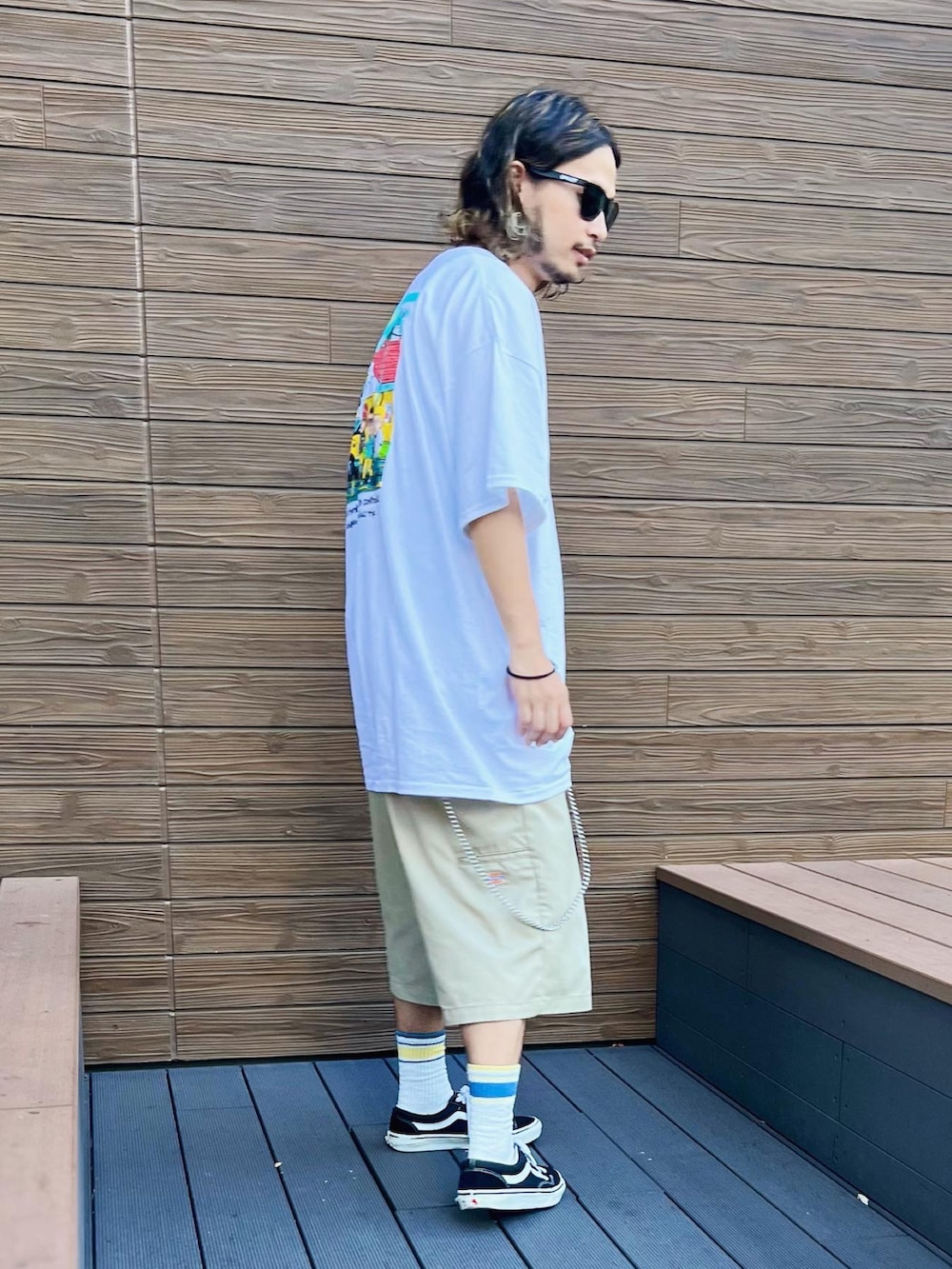 「nano・universe、ナノユニバース、プリントT、ディッキーズ(Dickies)、バンズ、ワイドパンツ、サングラス、ラインソックス、オールドスクール、oldskool、ストリートコーデ、ストリートMIX、オーバーサイズ、パンク」｜「DickiesのDickies別注 ハーフチノパンツ SOXセット（その他パンツ、ベージュ系）」を使った、窪田 孝之さん（メンズ・170cm）の秋コーディネートの2枚目の写真