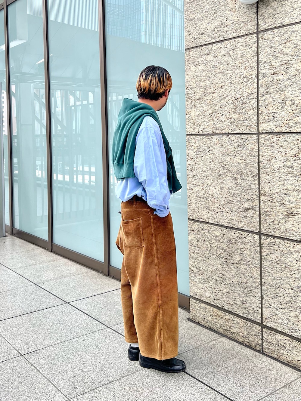 「ナノユニバース、シャツスタイル、スウェット、スウェットコーデ、ワイドパンツ、コーデュロイパンツ、ローファー、タックイン、春コーデ、春夏コーデ、春服、シンプルコーデ、大人カジュアル、きれいめカジュアル、シティーボーイ」｜「NANO universeのAB.シルキーオックスボクシーシャツ（シャツ/ブラウス、ブルー系）」を使った、窪田 孝之さん（メンズ・170cm）の冬コーディネートの3枚目の写真