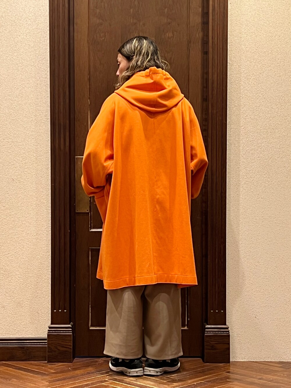 「ナノユニバース、ダッフルコート、コートスタイル、ワイドパンツ、タートルネック、ニューバランス、大人カジュアル、冬コーデ、カジュアルコーデ、シンプルコーデ、オレンジ、オーバーサイズ」｜「HAVERSACKのHAVERSACK | ウールメルトン ダッフルコート WOMEN（ダッフルコート、オレンジ系）」を使った、窪田 孝之さん（メンズ・170cm）の春コーディネートの4枚目の写真