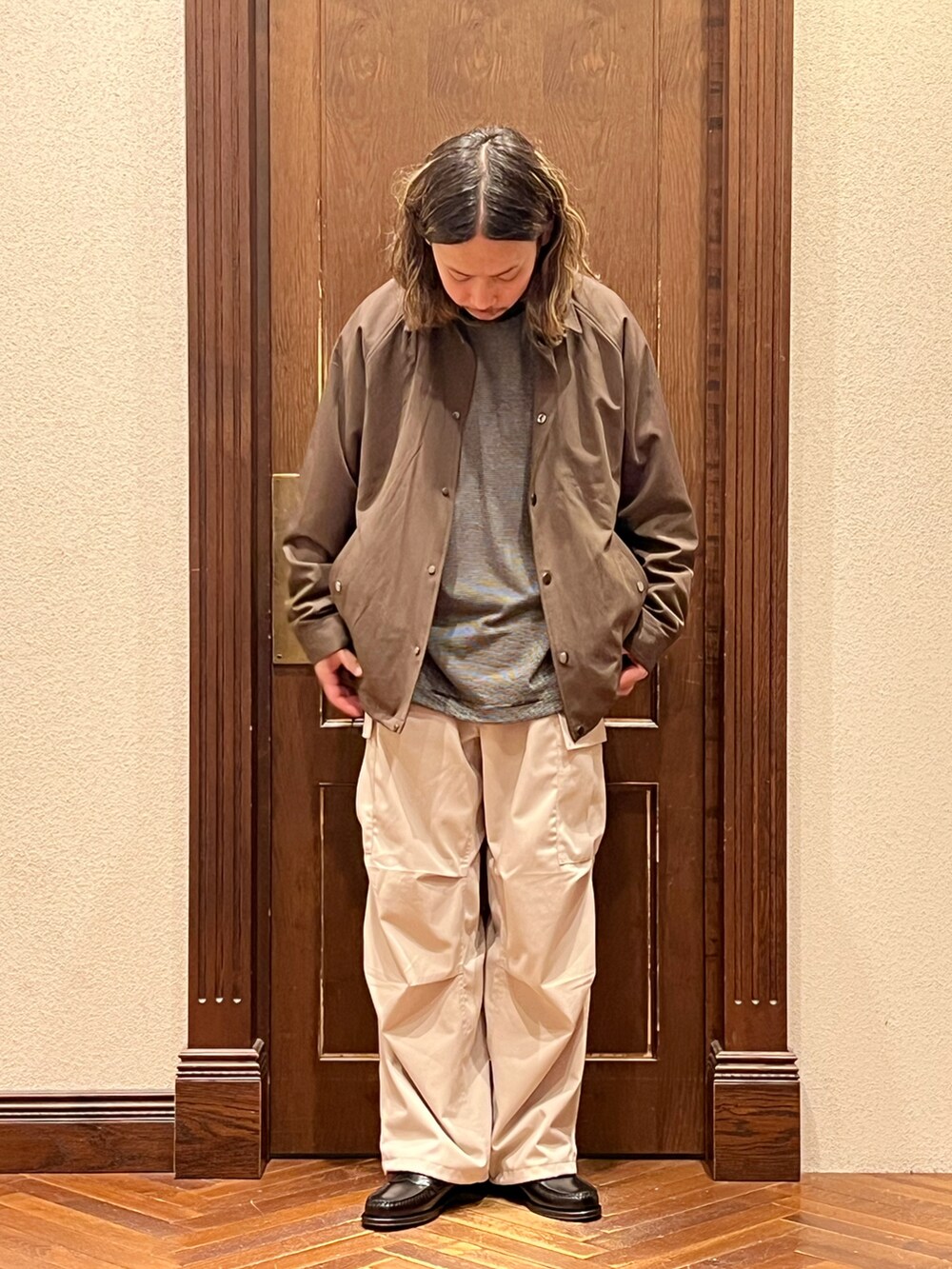 「ナノユニバース、コーチジャケット、ボーダー、カーゴパンツ、ミリタリーパンツ、ミリタリー、ミリタリーコーデ、ストリート、ストリートコーデ、ストリートMIX、ストリートファッション、ストリートカジュアル、ローファー、春コーデ」｜「NANO universeのイタリアンドットリラックスコーチジャケット（その他アウター、ブラウン系）」を使った、窪田 孝之さん（メンズ・170cm）の春コーディネートの2枚目の写真