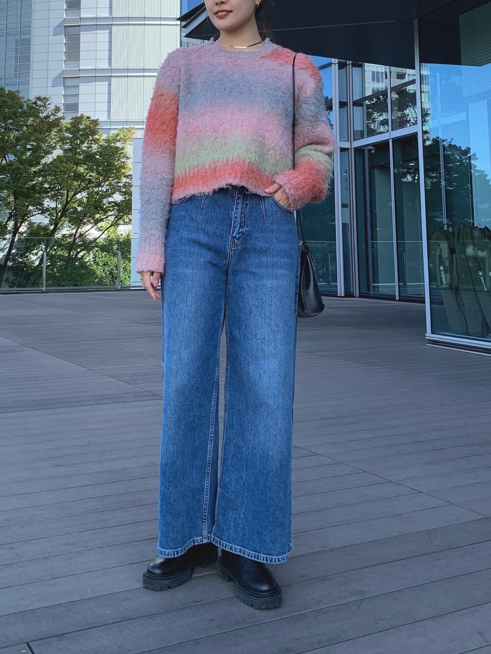 ピンク系のニット/セーターを着用したレディースの秋コーディネートの2枚目の写真